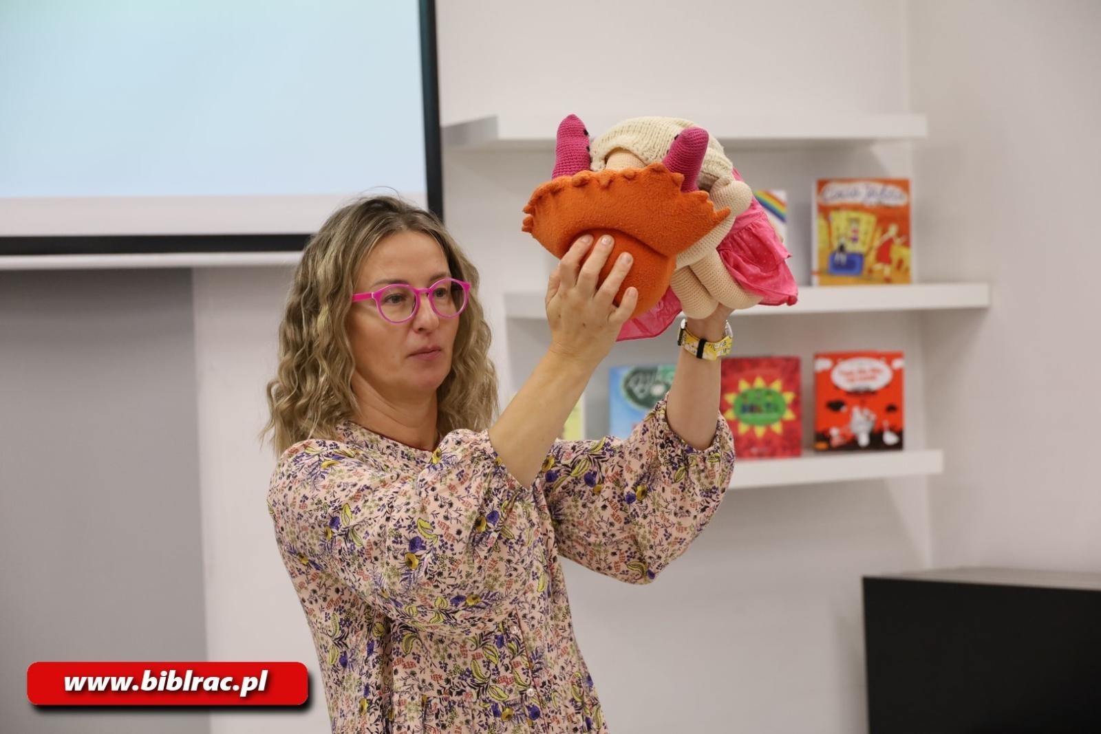 Zdjęcie w galerii na portalu naszraciborz.pl: Z Brazylii prosto do Raciborza! Eliza Piotrowska w bibliotece wiadomości z regionu