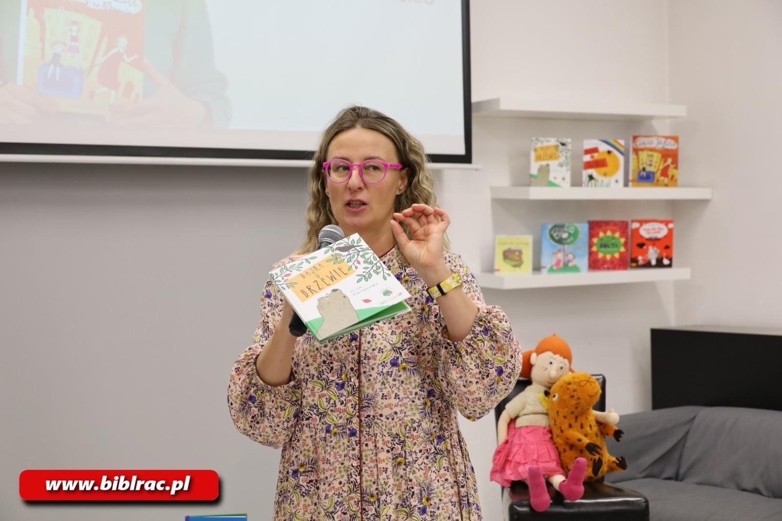 Zdjęcie w galerii na portalu naszraciborz.pl: Z Brazylii prosto do Raciborza! Eliza Piotrowska w bibliotece wiadomości z regionu