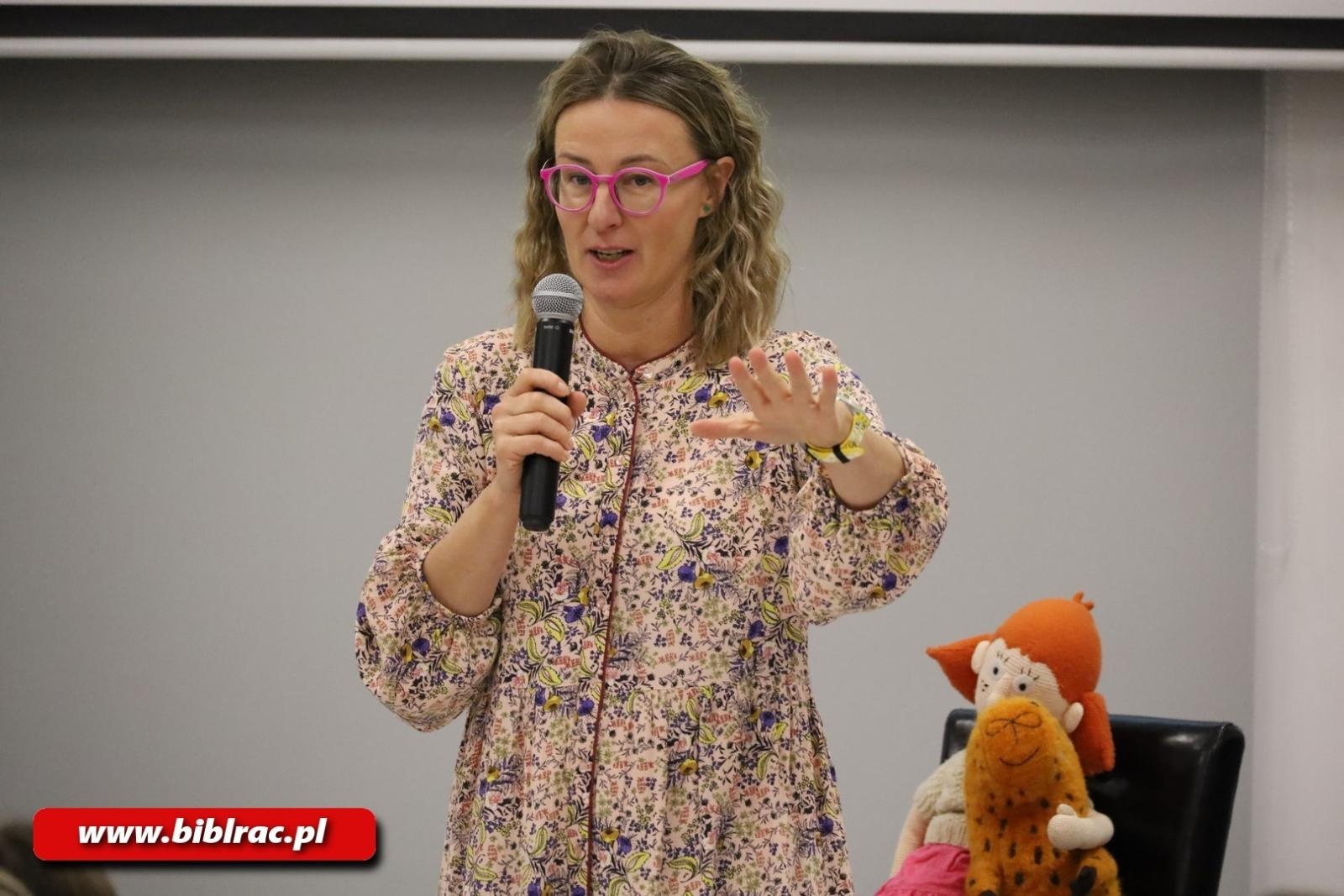 Zdjęcie w galerii na portalu naszraciborz.pl: Z Brazylii prosto do Raciborza! Eliza Piotrowska w bibliotece wiadomości z regionu