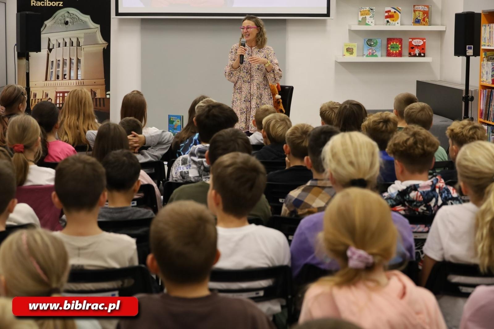 Zdjęcie w galerii na portalu naszraciborz.pl: Z Brazylii prosto do Raciborza! Eliza Piotrowska w bibliotece wiadomości z regionu