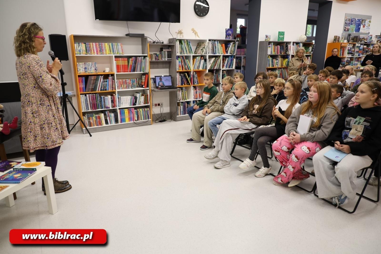 Zdjęcie w galerii na portalu naszraciborz.pl: Z Brazylii prosto do Raciborza! Eliza Piotrowska w bibliotece wiadomości z regionu