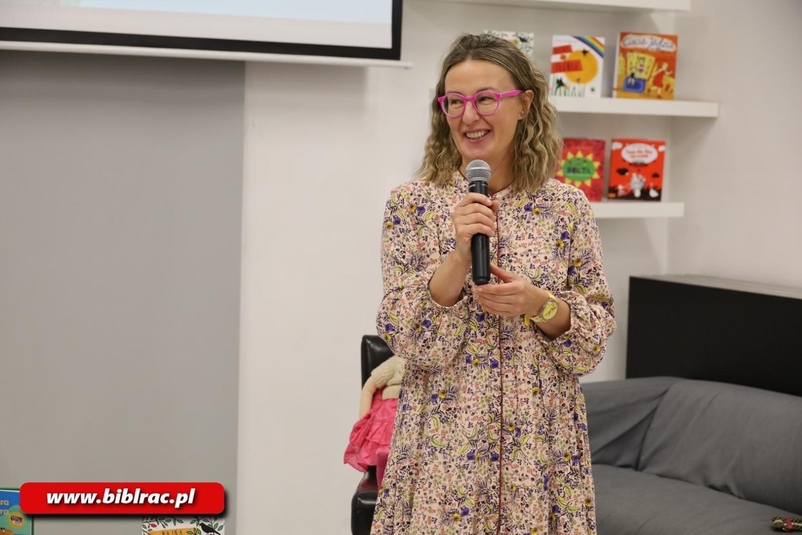 Zdjęcie w galerii na portalu naszraciborz.pl: Z Brazylii prosto do Raciborza! Eliza Piotrowska w bibliotece wiadomości z regionu