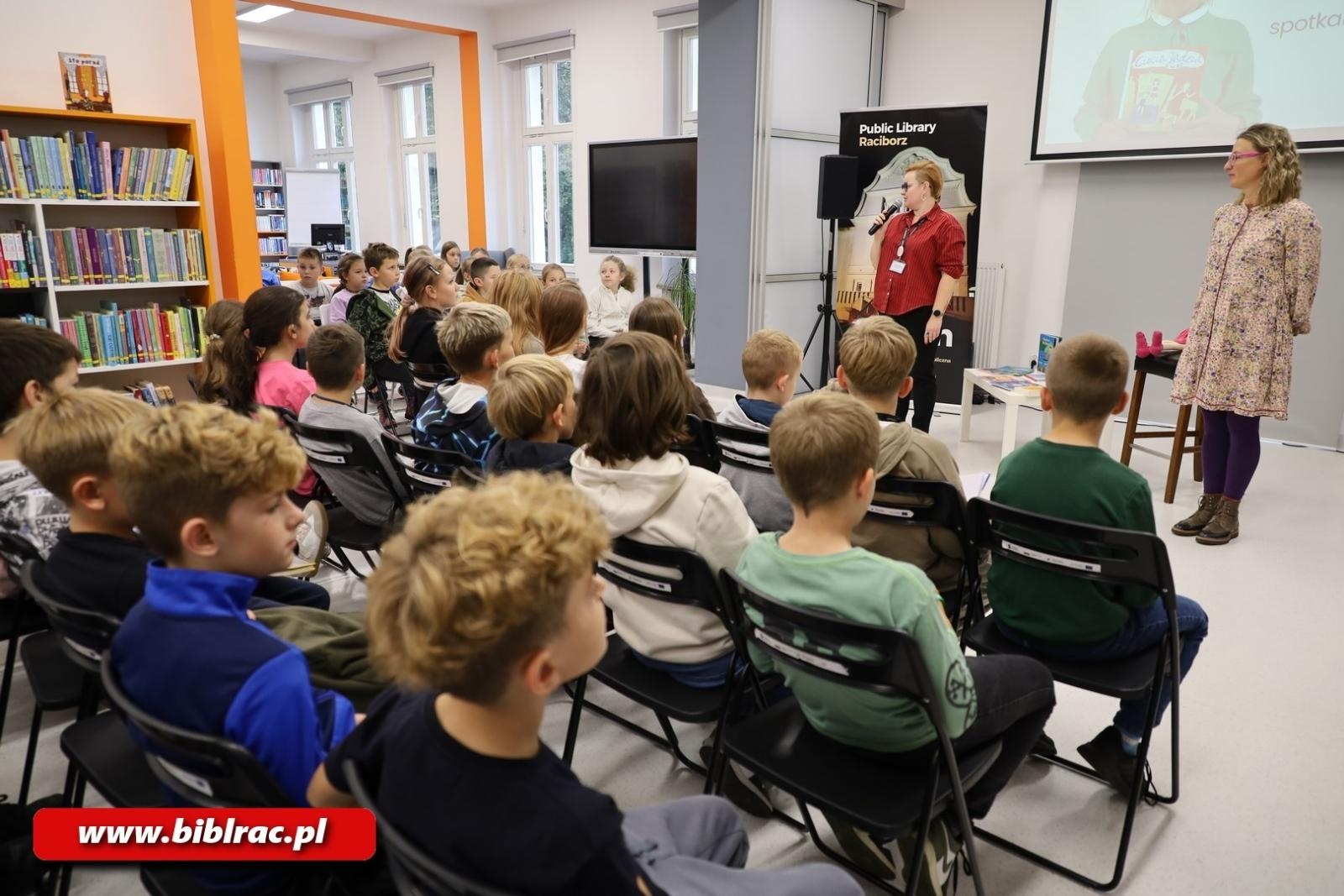 Zdjęcie w galerii na portalu naszraciborz.pl: Z Brazylii prosto do Raciborza! Eliza Piotrowska w bibliotece wiadomości z regionu