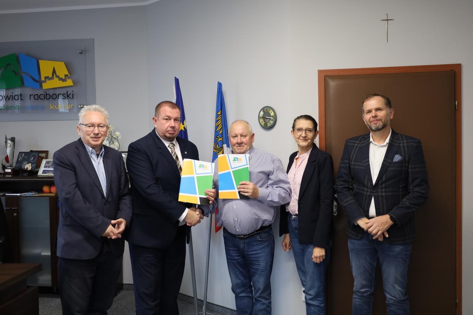 Zdjęcie w galerii na portalu naszraciborz.pl: Nowy chodnik w Krzanowicach – podpisano umowę na remont ciągu pieszego przy DW 917 wiadomości z regionu