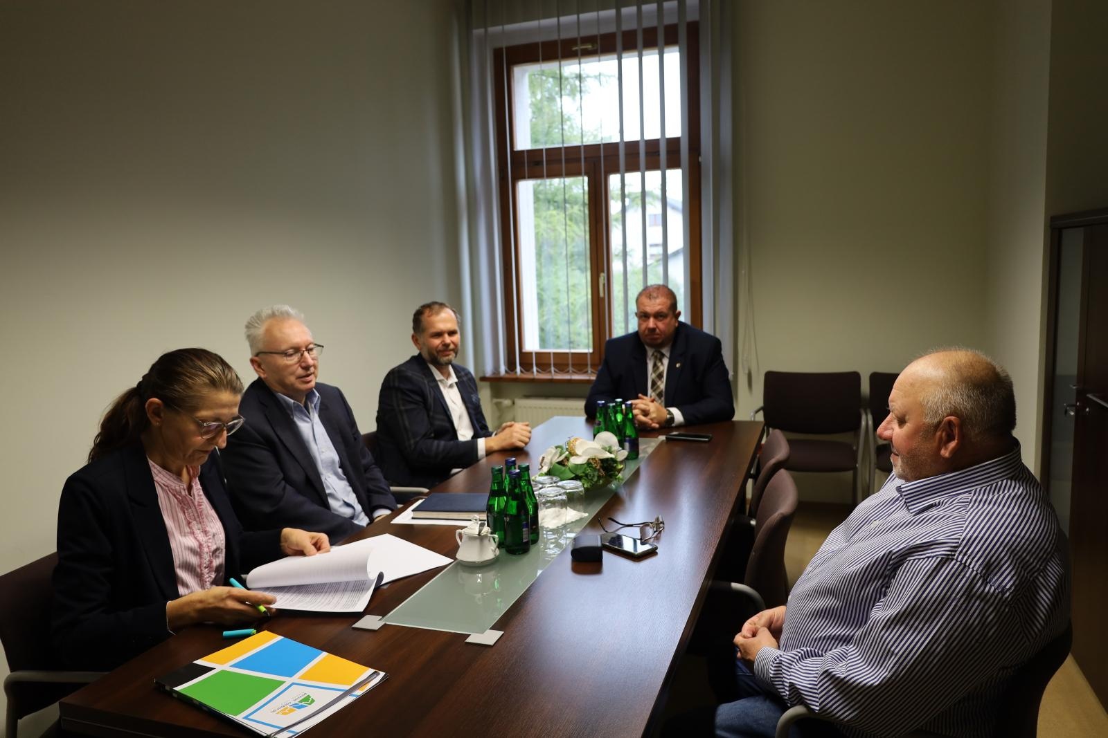 Zdjęcie w galerii na portalu naszraciborz.pl: Nowy chodnik w Krzanowicach – podpisano umowę na remont ciągu pieszego przy DW 917 wiadomości z regionu