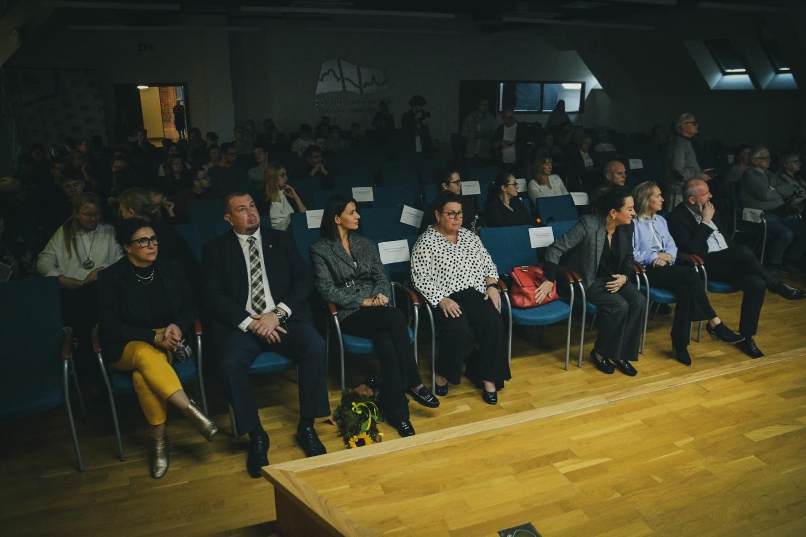 Zdjęcie w galerii na portalu naszraciborz.pl: Wojewódzki Dzień Migającego Seniora w Raciborzu – premiera filmu dla niesłyszących i słabosłyszących o zamku wiadomości z regionu