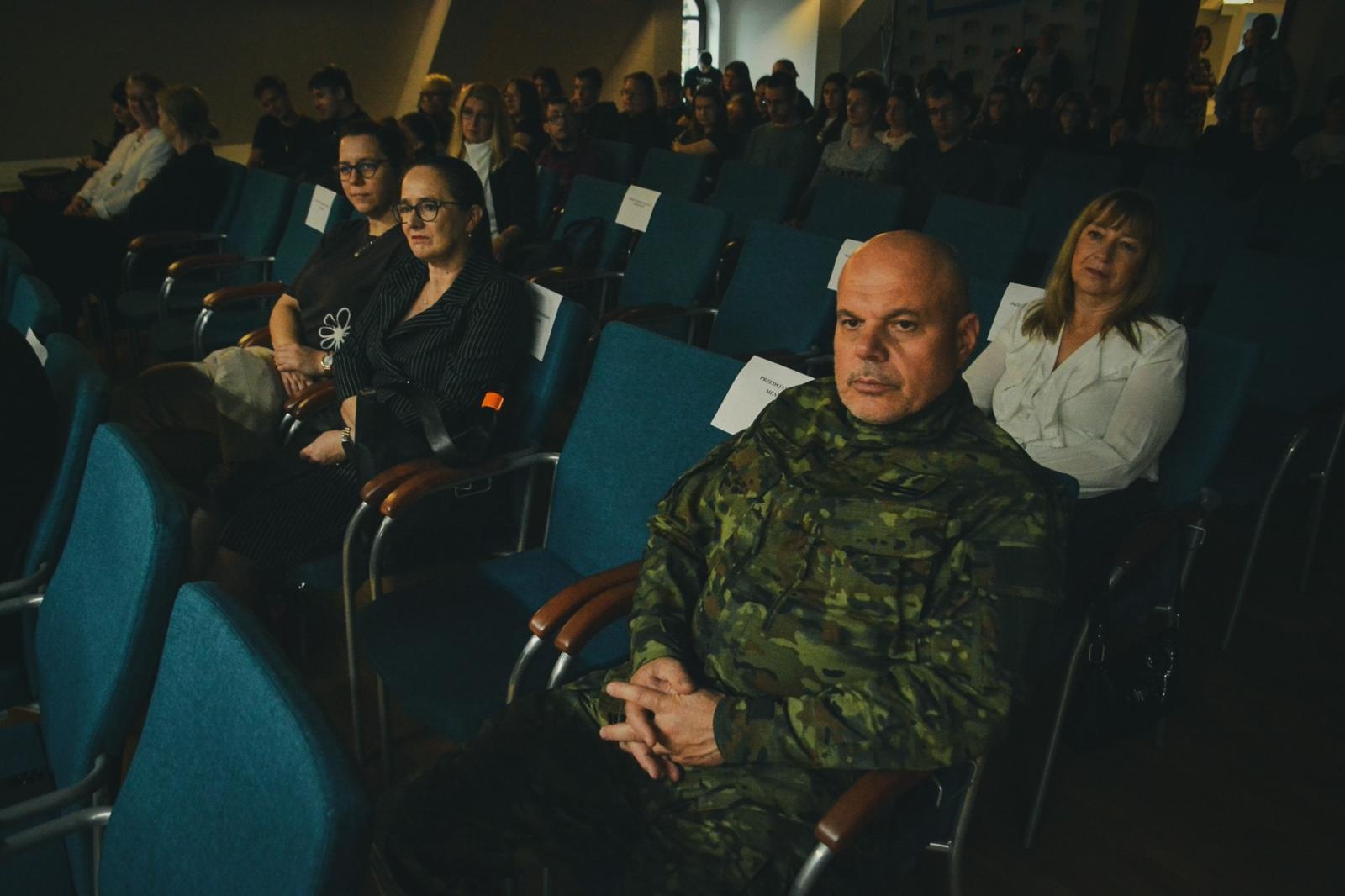 Zdjęcie w galerii na portalu naszraciborz.pl: Wojewódzki Dzień Migającego Seniora w Raciborzu – premiera filmu dla niesłyszących i słabosłyszących o zamku wiadomości z regionu