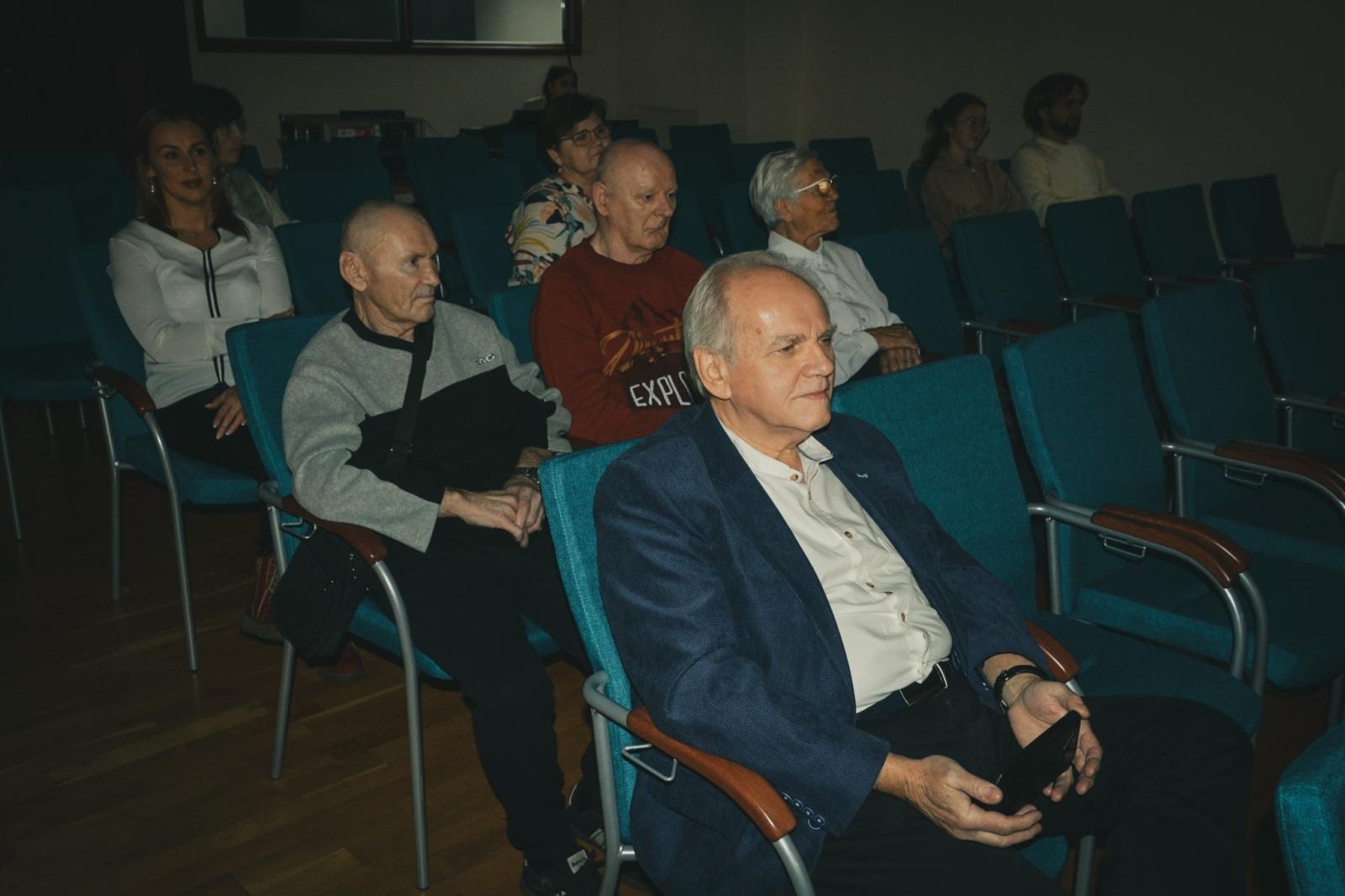 Zdjęcie w galerii na portalu naszraciborz.pl: Wojewódzki Dzień Migającego Seniora w Raciborzu – premiera filmu dla niesłyszących i słabosłyszących o zamku wiadomości z regionu