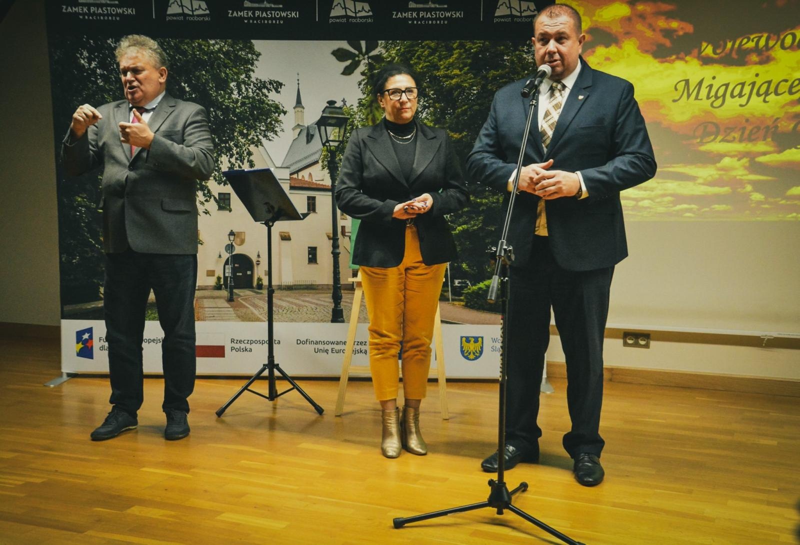 Zdjęcie w galerii na portalu naszraciborz.pl: Wojewódzki Dzień Migającego Seniora w Raciborzu – premiera filmu dla niesłyszących i słabosłyszących o zamku wiadomości z regionu