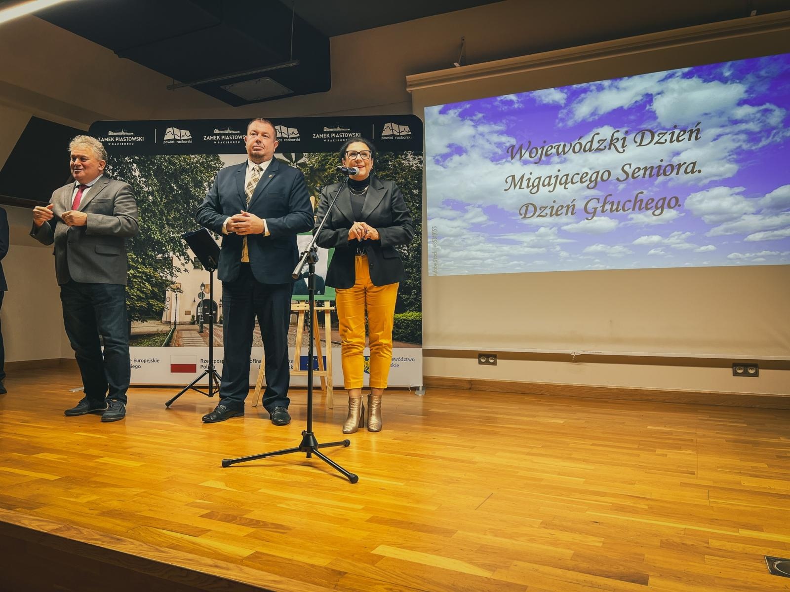 Zdjęcie w galerii na portalu naszraciborz.pl: Wojewódzki Dzień Migającego Seniora w Raciborzu – premiera filmu dla niesłyszących i słabosłyszących o zamku wiadomości z regionu