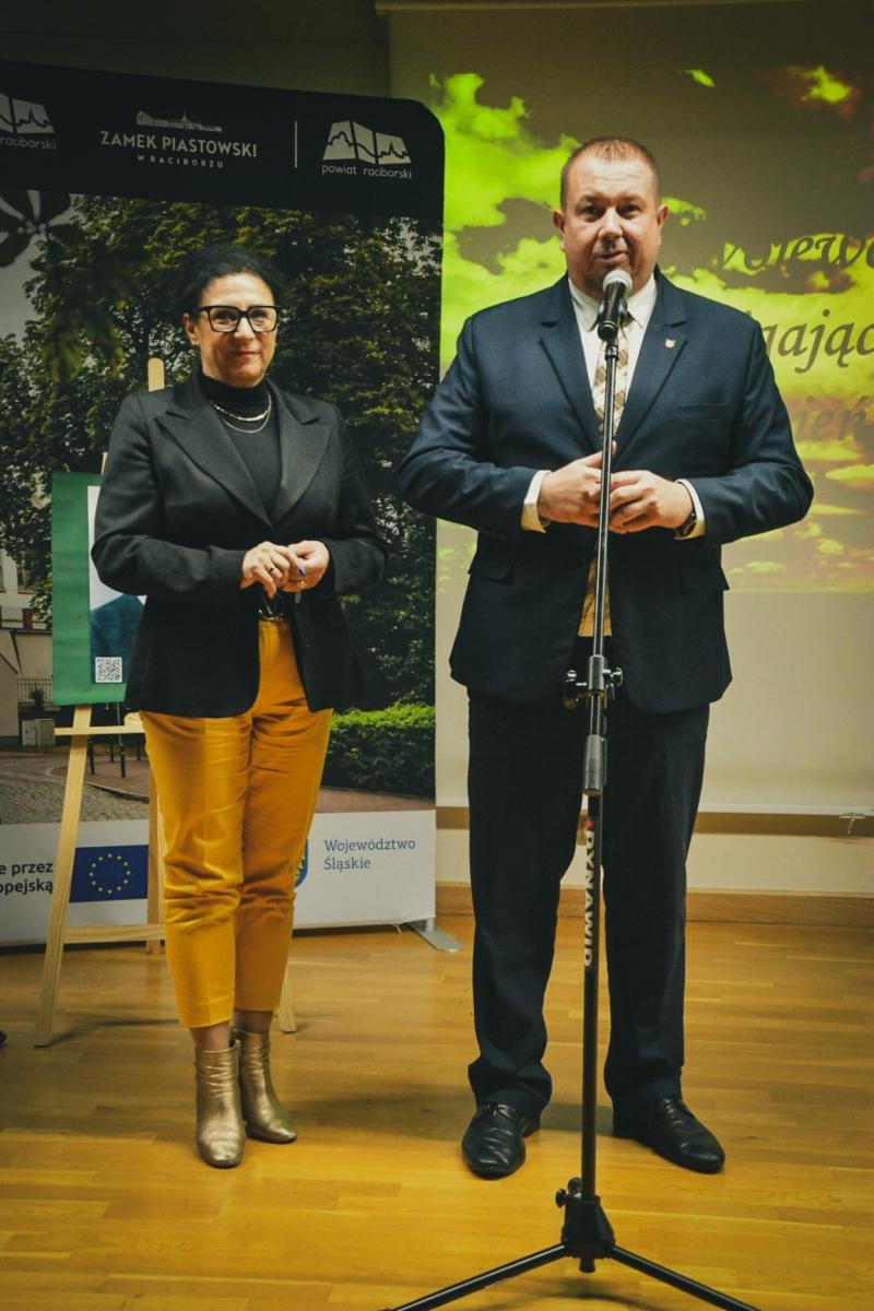 Zdjęcie w galerii na portalu naszraciborz.pl: Wojewódzki Dzień Migającego Seniora w Raciborzu – premiera filmu dla niesłyszących i słabosłyszących o zamku wiadomości z regionu