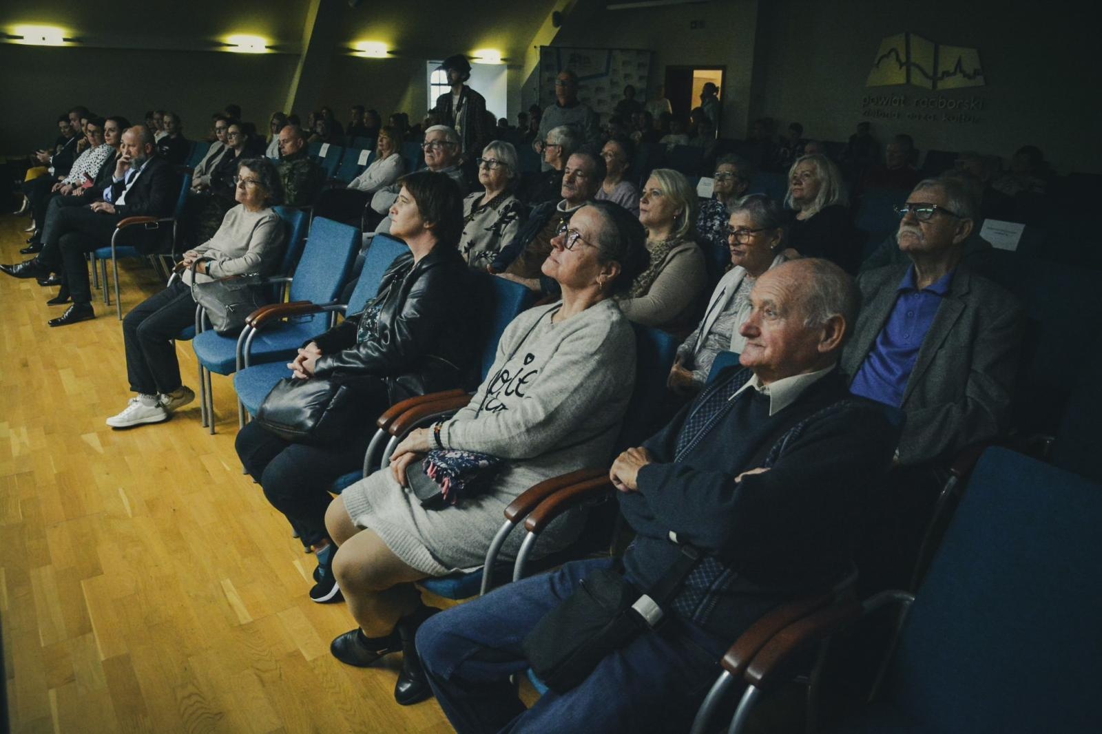 Zdjęcie w galerii na portalu naszraciborz.pl: Wojewódzki Dzień Migającego Seniora w Raciborzu – premiera filmu dla niesłyszących i słabosłyszących o zamku wiadomości z regionu