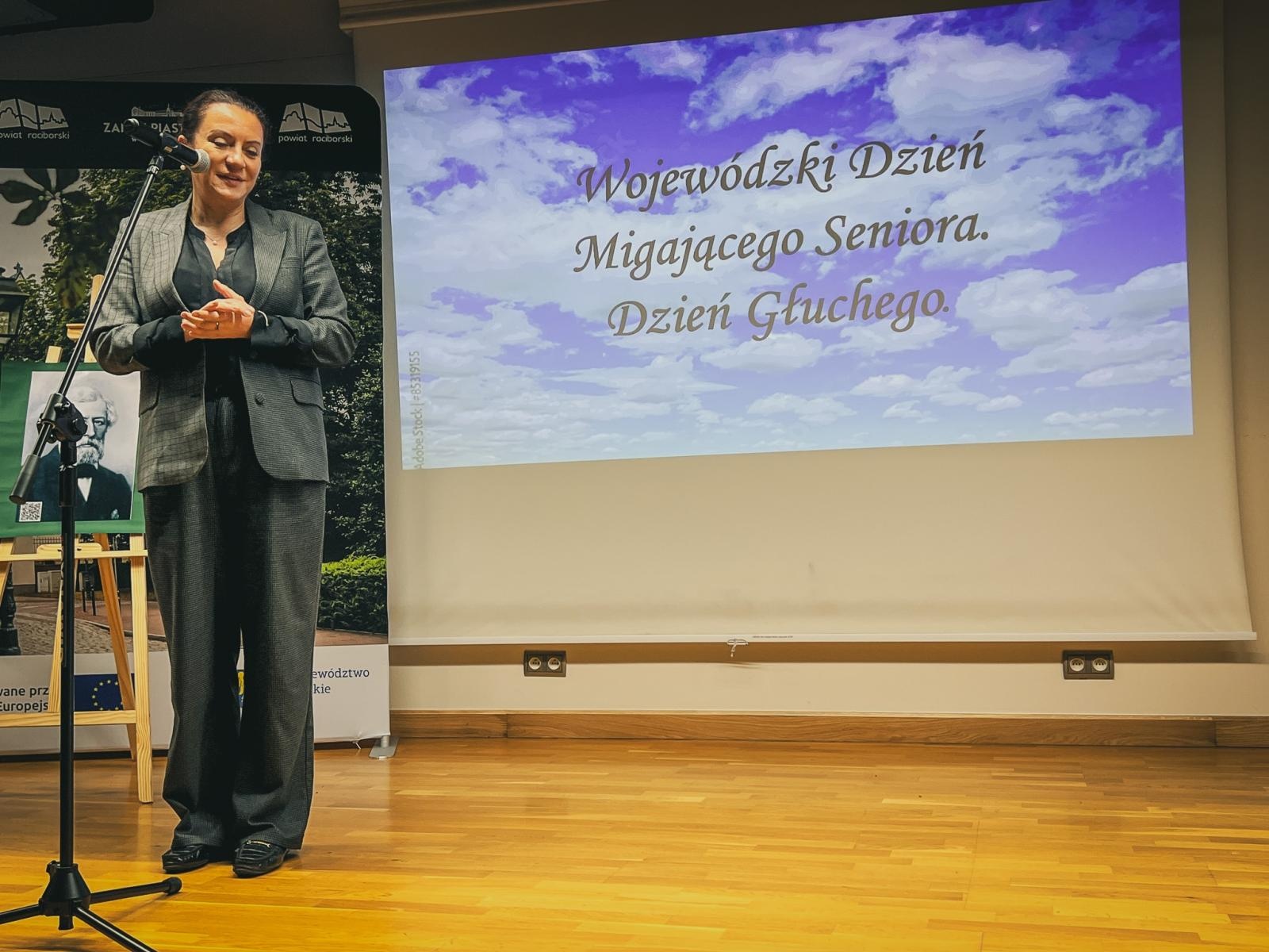 Zdjęcie w galerii na portalu naszraciborz.pl: Wojewódzki Dzień Migającego Seniora w Raciborzu – premiera filmu dla niesłyszących i słabosłyszących o zamku wiadomości z regionu