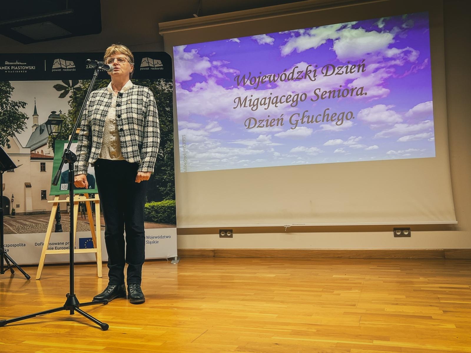 Zdjęcie w galerii na portalu naszraciborz.pl: Wojewódzki Dzień Migającego Seniora w Raciborzu – premiera filmu dla niesłyszących i słabosłyszących o zamku wiadomości z regionu