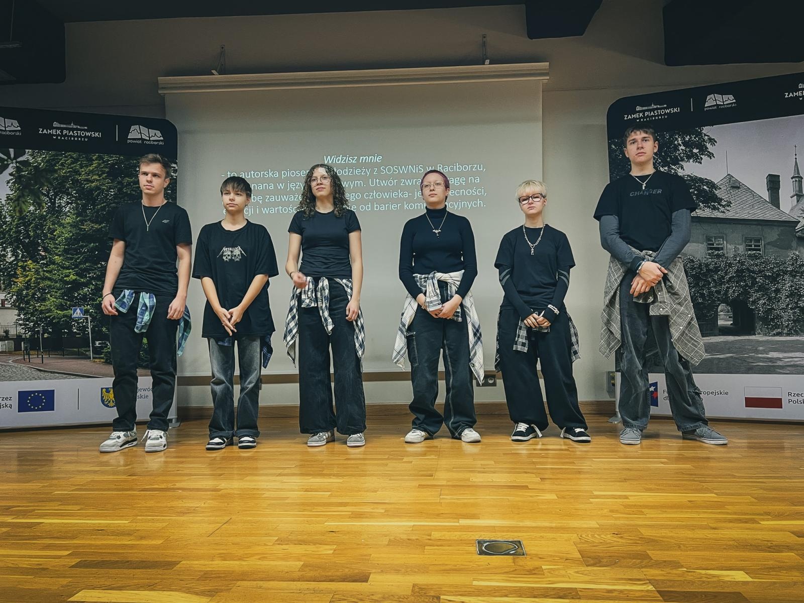 Zdjęcie w galerii na portalu naszraciborz.pl: Wojewódzki Dzień Migającego Seniora w Raciborzu – premiera filmu dla niesłyszących i słabosłyszących o zamku wiadomości z regionu