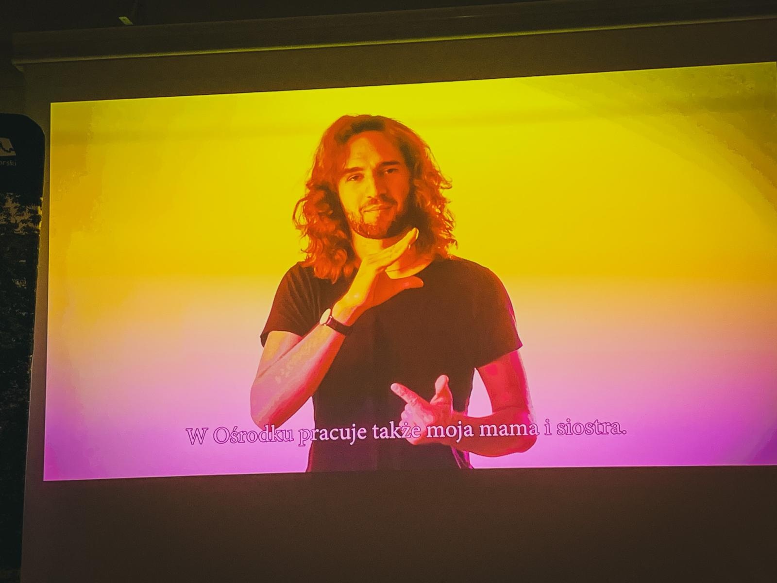 Zdjęcie w galerii na portalu naszraciborz.pl: Wojewódzki Dzień Migającego Seniora w Raciborzu – premiera filmu dla niesłyszących i słabosłyszących o zamku wiadomości z regionu