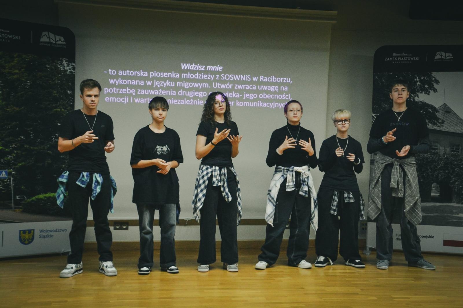 Zdjęcie w galerii na portalu naszraciborz.pl: Wojewódzki Dzień Migającego Seniora w Raciborzu – premiera filmu dla niesłyszących i słabosłyszących o zamku wiadomości z regionu