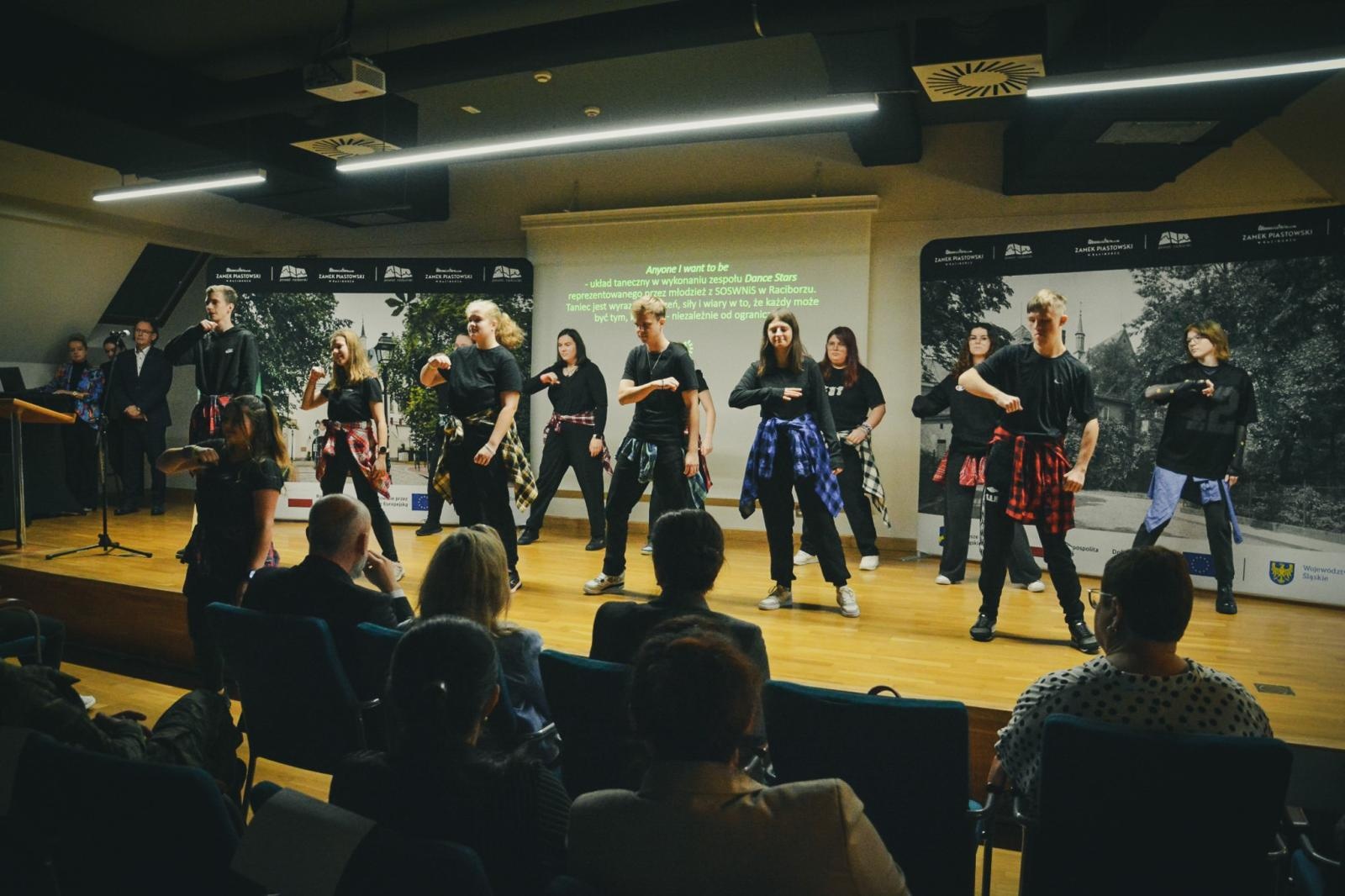 Zdjęcie w galerii na portalu naszraciborz.pl: Wojewódzki Dzień Migającego Seniora w Raciborzu – premiera filmu dla niesłyszących i słabosłyszących o zamku wiadomości z regionu