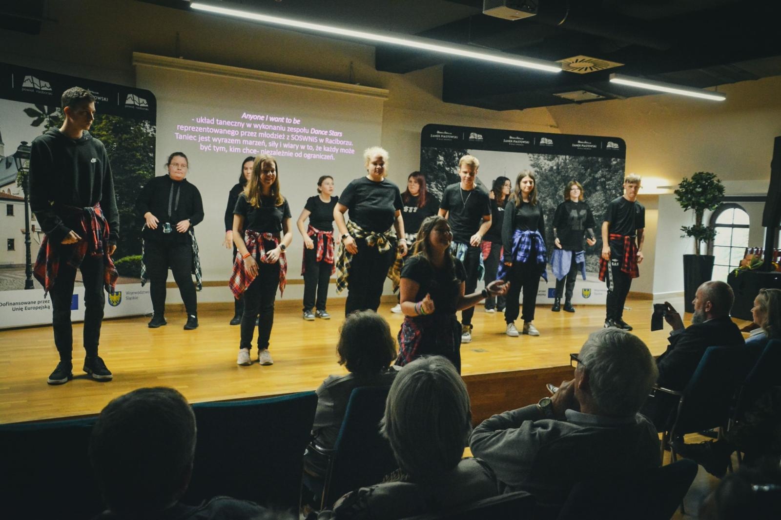 Zdjęcie w galerii na portalu naszraciborz.pl: Wojewódzki Dzień Migającego Seniora w Raciborzu – premiera filmu dla niesłyszących i słabosłyszących o zamku wiadomości z regionu