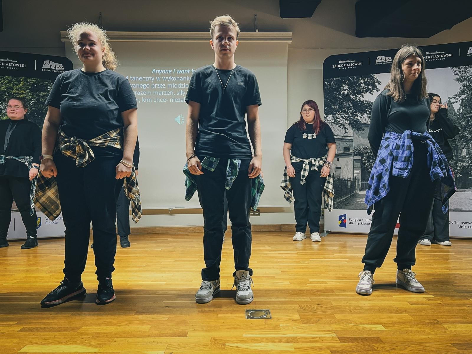 Zdjęcie w galerii na portalu naszraciborz.pl: Wojewódzki Dzień Migającego Seniora w Raciborzu – premiera filmu dla niesłyszących i słabosłyszących o zamku wiadomości z regionu