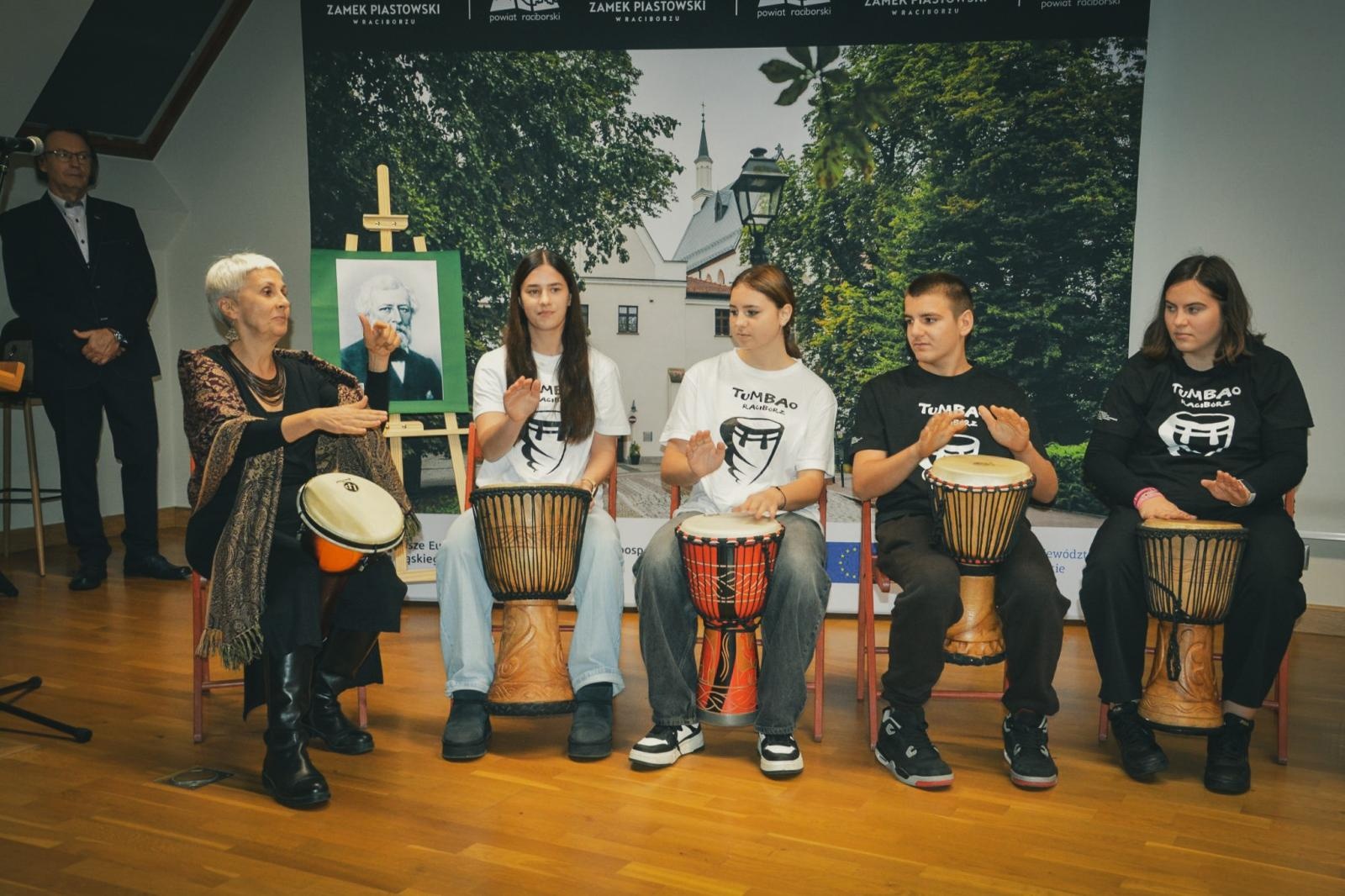 Zdjęcie w galerii na portalu naszraciborz.pl: Wojewódzki Dzień Migającego Seniora w Raciborzu – premiera filmu dla niesłyszących i słabosłyszących o zamku wiadomości z regionu