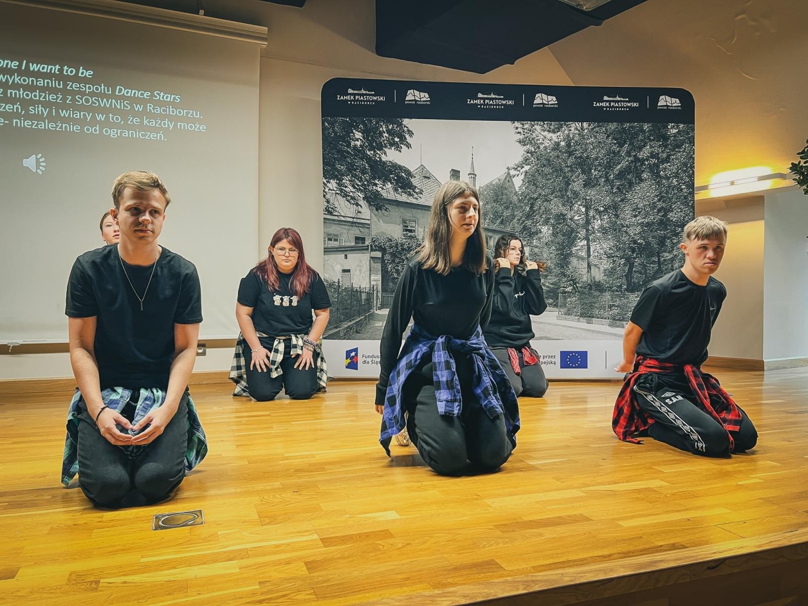 Zdjęcie w galerii na portalu naszraciborz.pl: Wojewódzki Dzień Migającego Seniora w Raciborzu – premiera filmu dla niesłyszących i słabosłyszących o zamku wiadomości z regionu