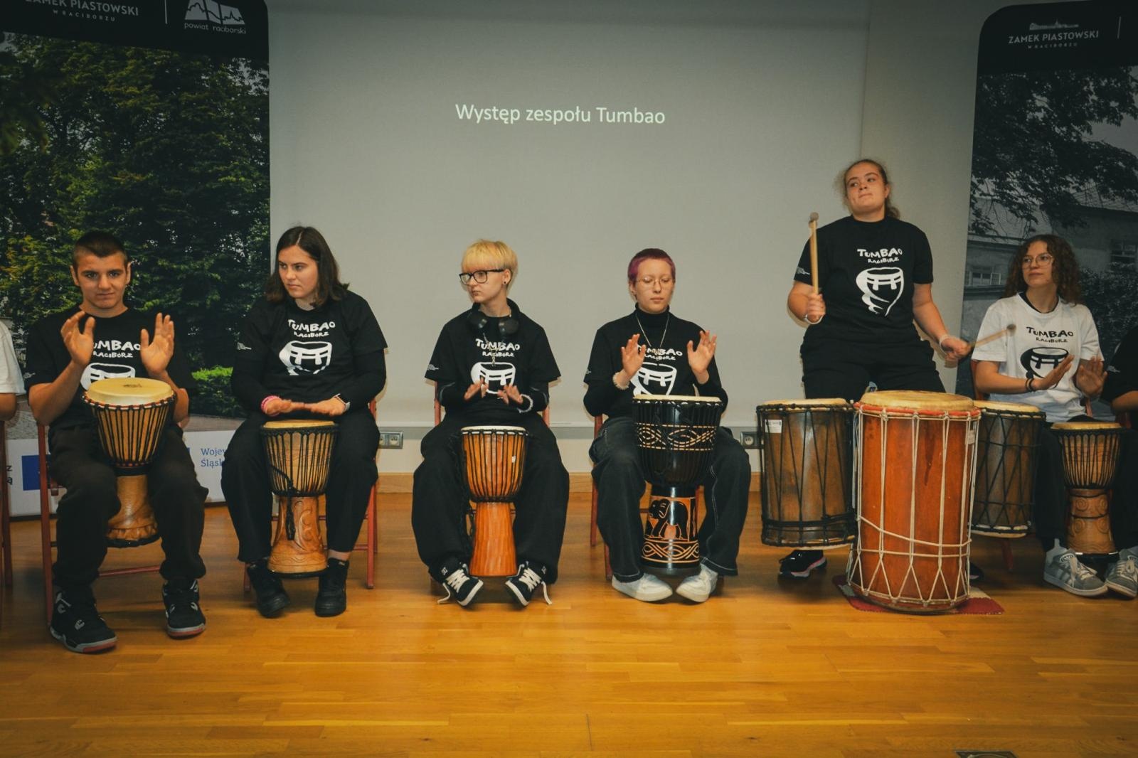 Zdjęcie w galerii na portalu naszraciborz.pl: Wojewódzki Dzień Migającego Seniora w Raciborzu – premiera filmu dla niesłyszących i słabosłyszących o zamku wiadomości z regionu