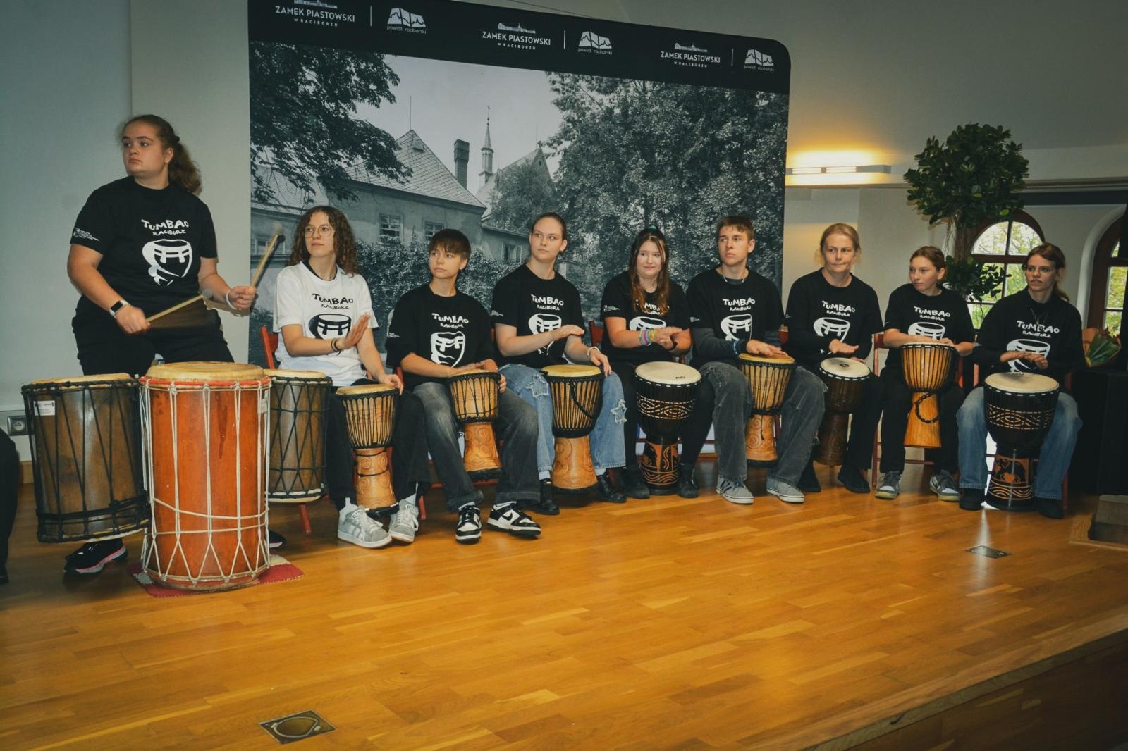 Zdjęcie w galerii na portalu naszraciborz.pl: Wojewódzki Dzień Migającego Seniora w Raciborzu – premiera filmu dla niesłyszących i słabosłyszących o zamku wiadomości z regionu