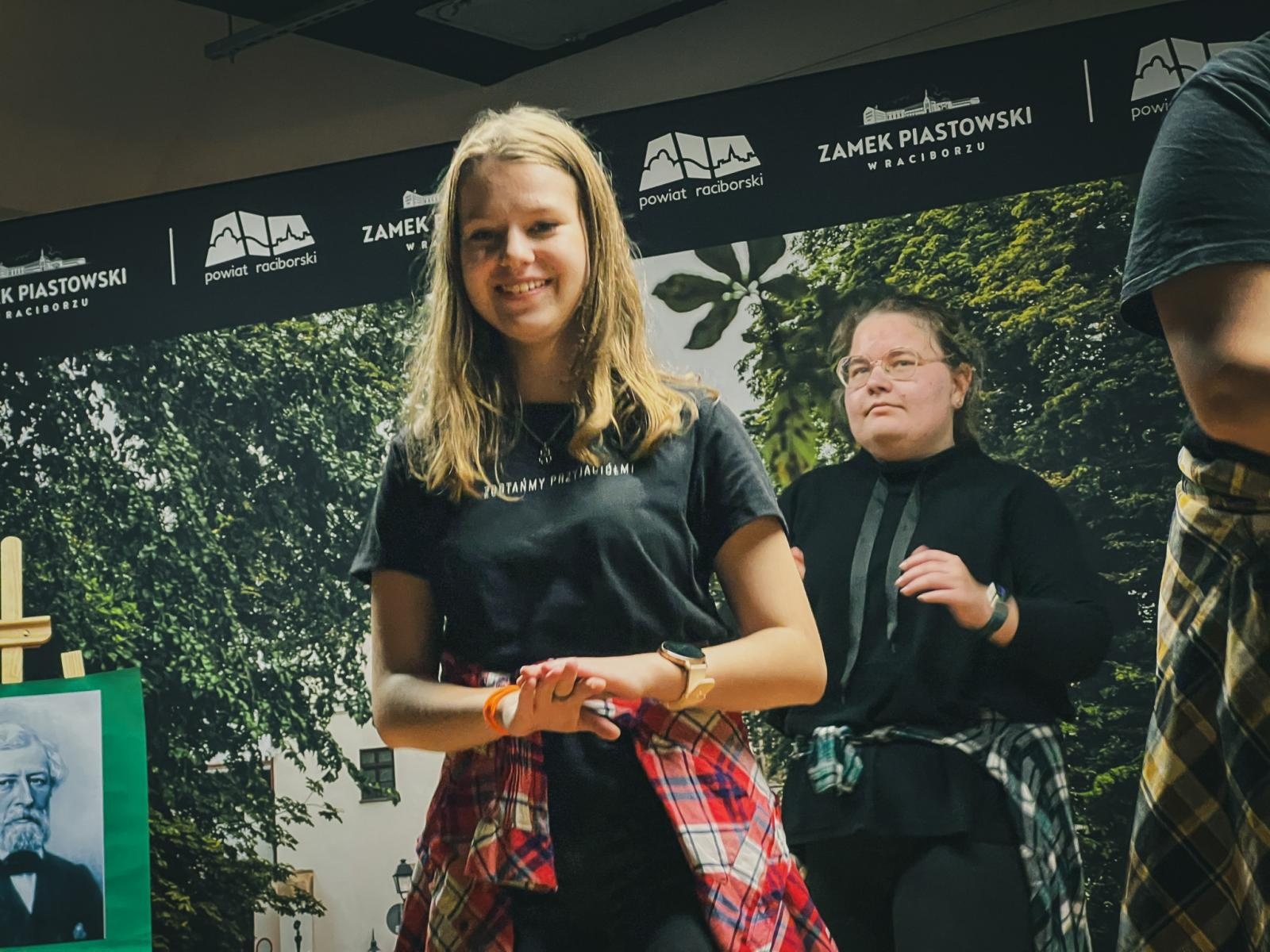 Zdjęcie w galerii na portalu naszraciborz.pl: Wojewódzki Dzień Migającego Seniora w Raciborzu – premiera filmu dla niesłyszących i słabosłyszących o zamku wiadomości z regionu