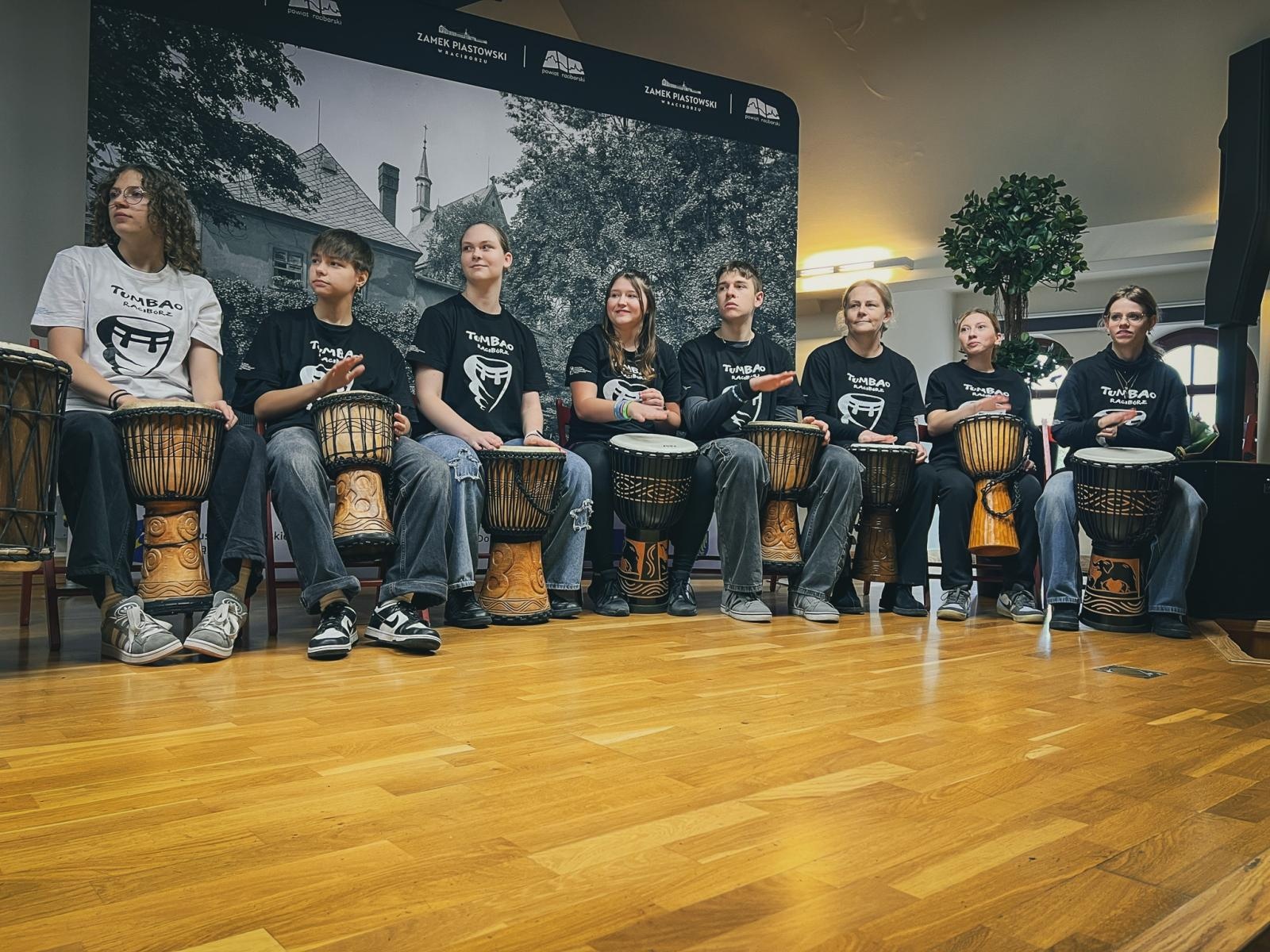 Zdjęcie w galerii na portalu naszraciborz.pl: Wojewódzki Dzień Migającego Seniora w Raciborzu – premiera filmu dla niesłyszących i słabosłyszących o zamku wiadomości z regionu