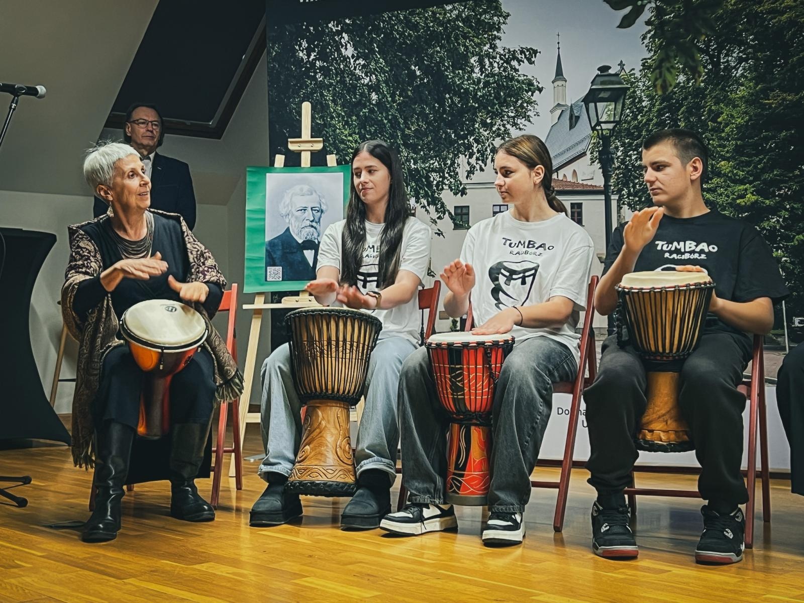 Zdjęcie w galerii na portalu naszraciborz.pl: Wojewódzki Dzień Migającego Seniora w Raciborzu – premiera filmu dla niesłyszących i słabosłyszących o zamku wiadomości z regionu