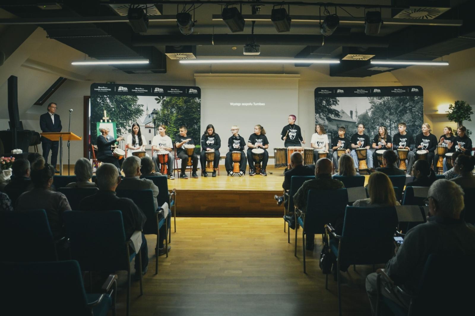 Zdjęcie w galerii na portalu naszraciborz.pl: Wojewódzki Dzień Migającego Seniora w Raciborzu – premiera filmu dla niesłyszących i słabosłyszących o zamku wiadomości z regionu