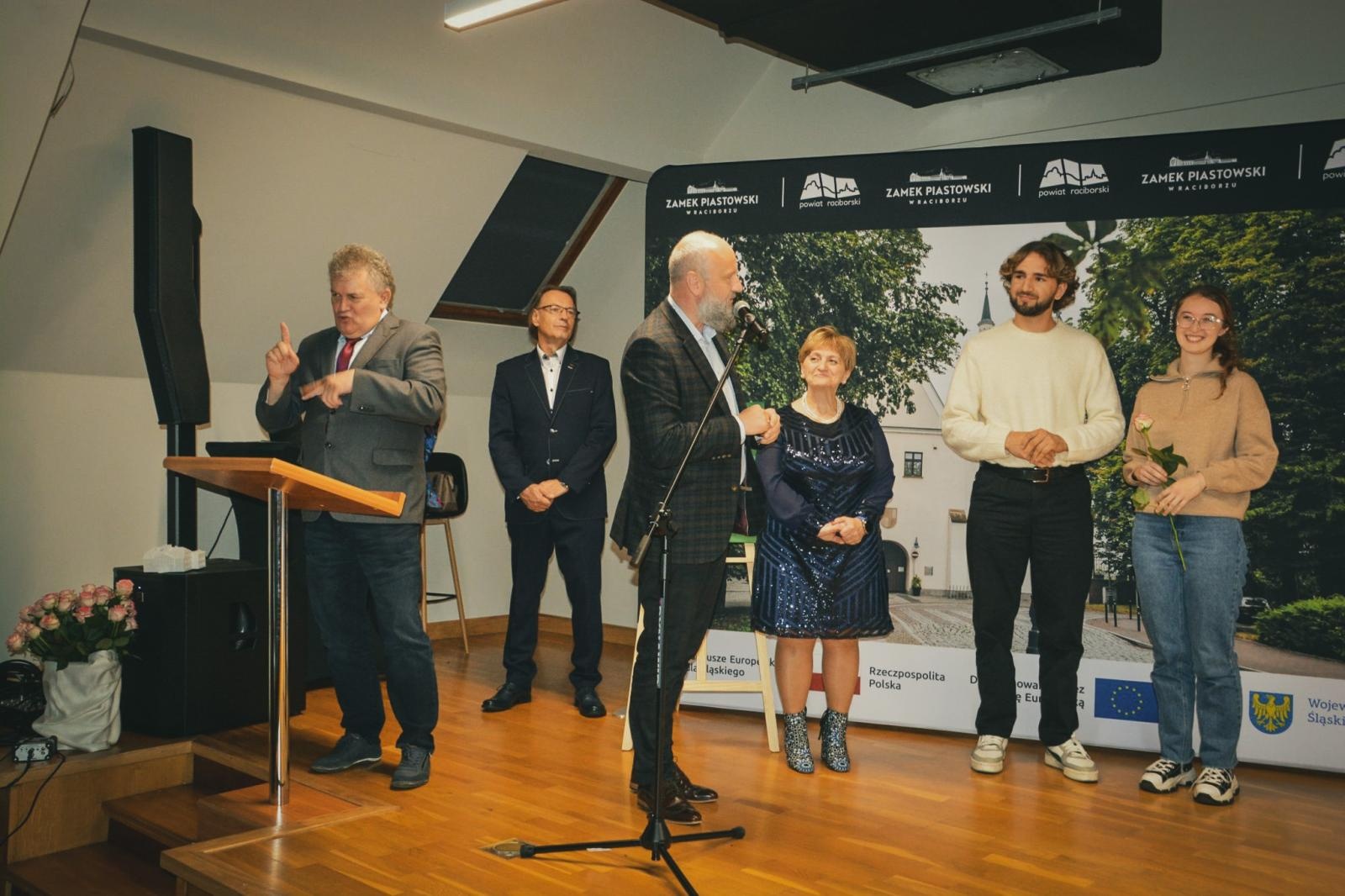 Zdjęcie w galerii na portalu naszraciborz.pl: Wojewódzki Dzień Migającego Seniora w Raciborzu – premiera filmu dla niesłyszących i słabosłyszących o zamku wiadomości z regionu