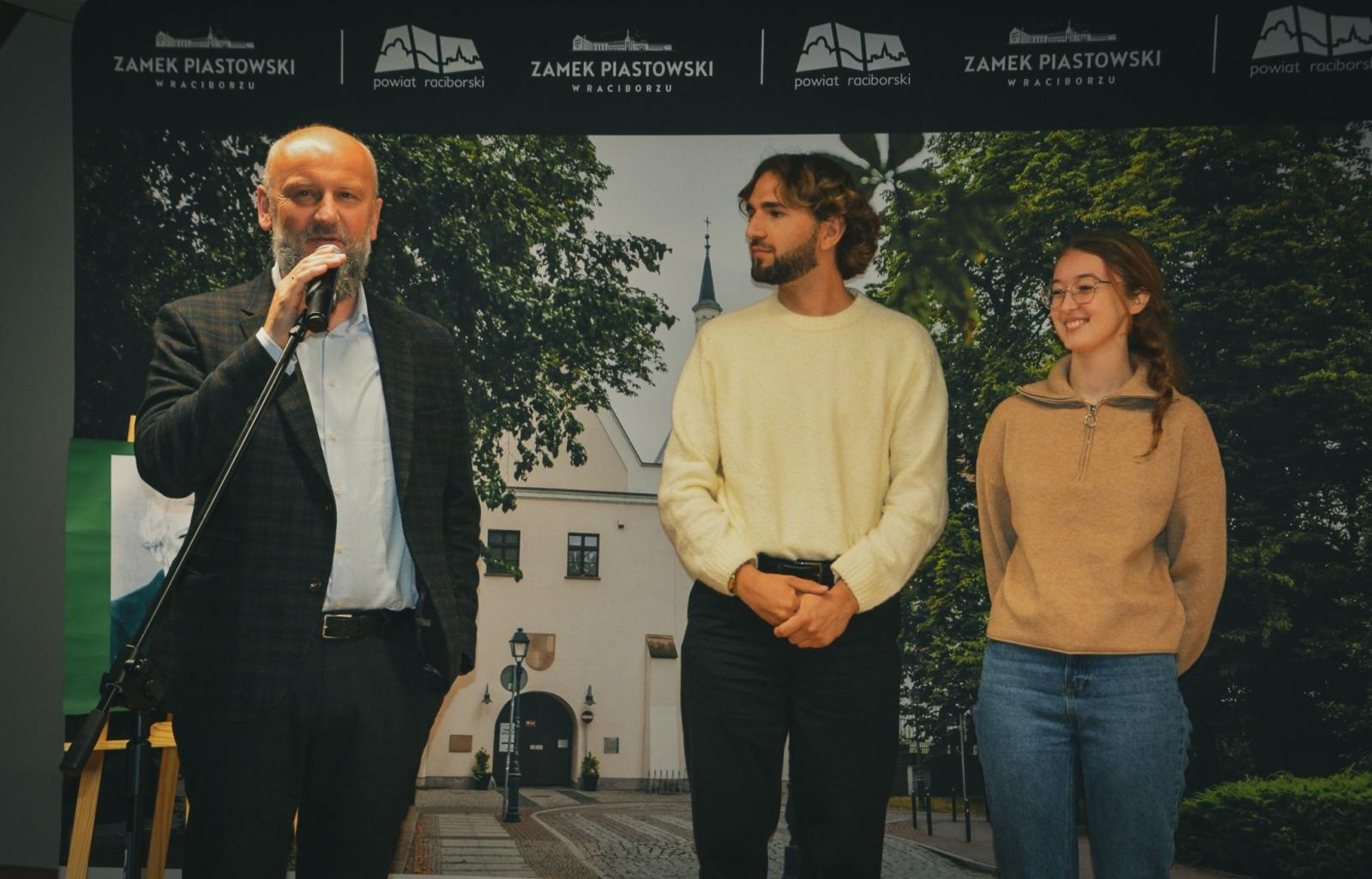 Zdjęcie w galerii na portalu naszraciborz.pl: Wojewódzki Dzień Migającego Seniora w Raciborzu – premiera filmu dla niesłyszących i słabosłyszących o zamku wiadomości z regionu