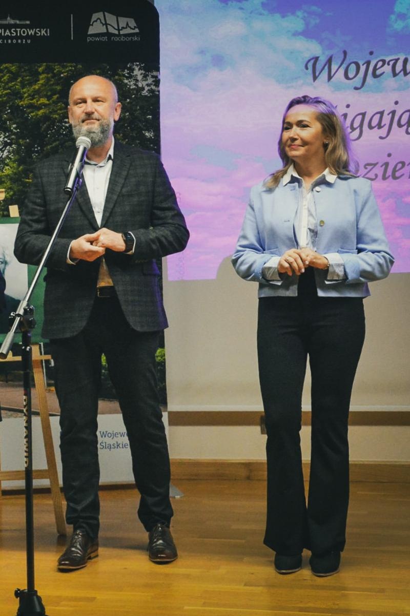 Zdjęcie w galerii na portalu naszraciborz.pl: Wojewódzki Dzień Migającego Seniora w Raciborzu – premiera filmu dla niesłyszących i słabosłyszących o zamku wiadomości z regionu