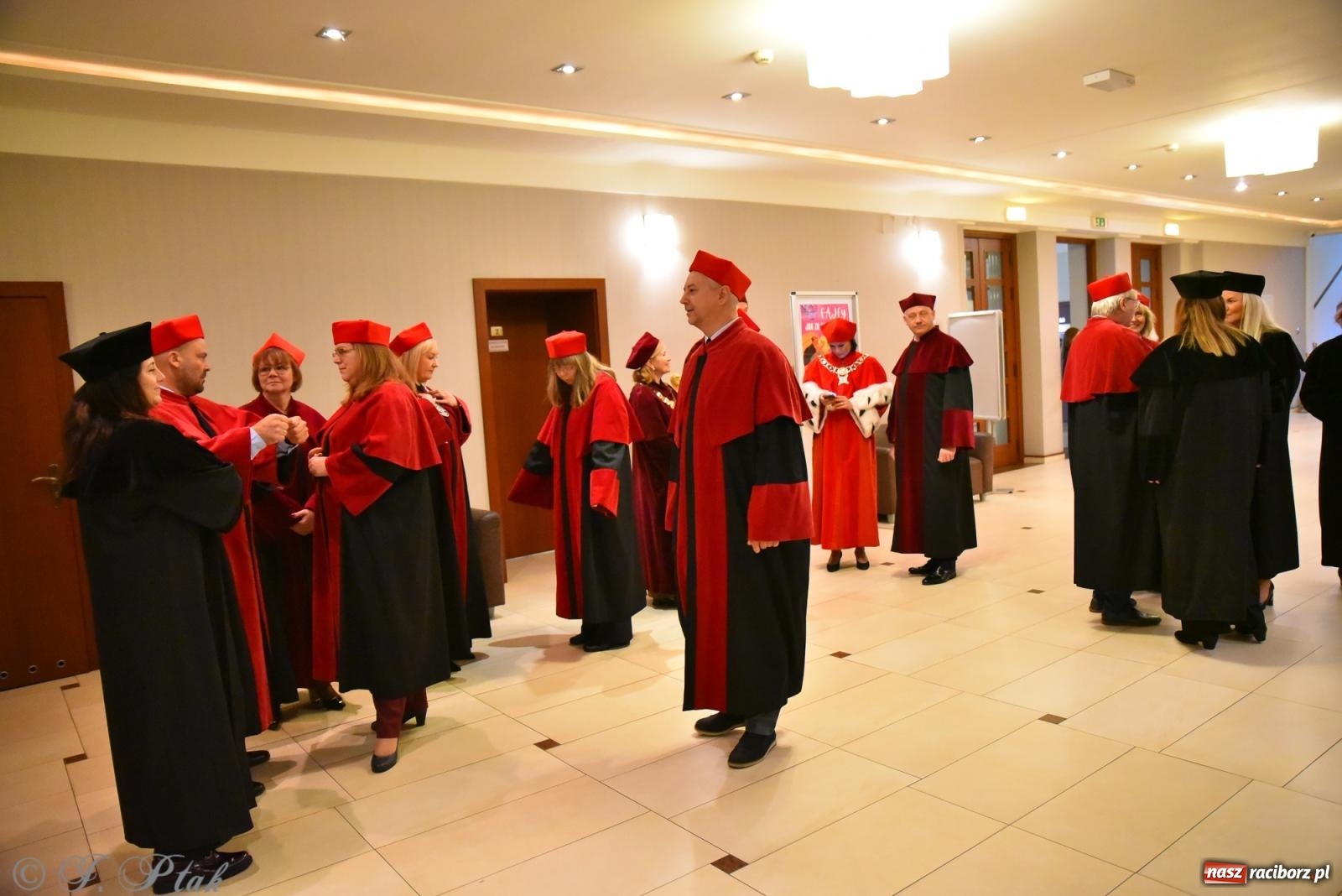 Zdjęcie w galerii na portalu naszraciborz.pl: Edukacja – najpotężniejsza broń do zmiany świata. Gaudeamus igitur w raciborskiej Akademii Nauk Stosowanych wiadomości z regionu