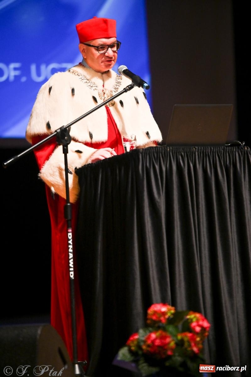 Zdjęcie w galerii na portalu naszraciborz.pl: Edukacja – najpotężniejsza broń do zmiany świata. Gaudeamus igitur w raciborskiej Akademii Nauk Stosowanych wiadomości z regionu