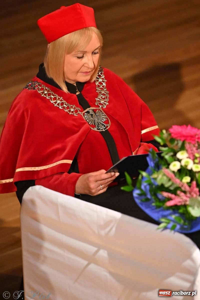 Zdjęcie w galerii na portalu naszraciborz.pl: Edukacja – najpotężniejsza broń do zmiany świata. Gaudeamus igitur w raciborskiej Akademii Nauk Stosowanych wiadomości z regionu