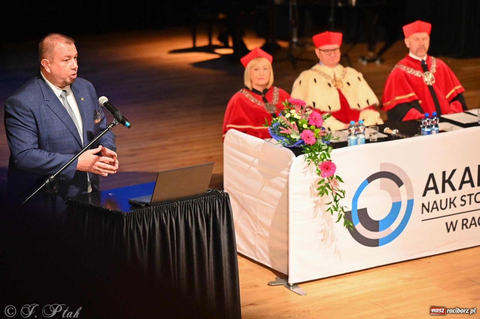 Zdjęcie w galerii na portalu naszraciborz.pl: Edukacja – najpotężniejsza broń do zmiany świata. Gaudeamus igitur w raciborskiej Akademii Nauk Stosowanych wiadomości z regionu