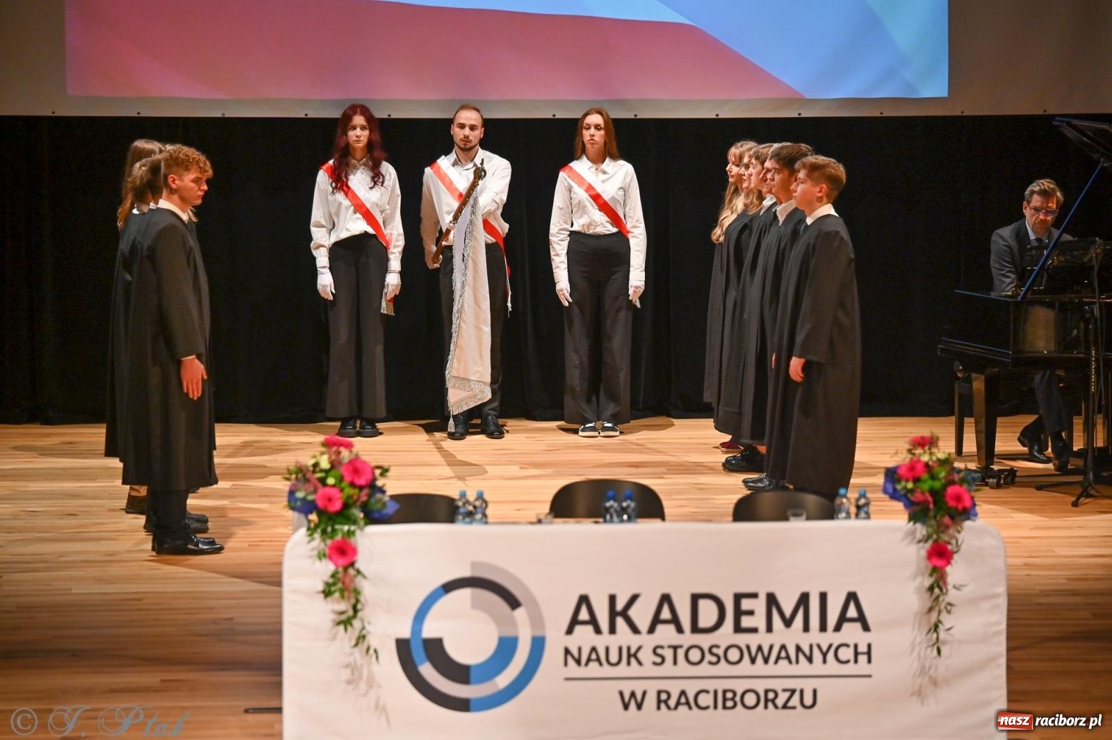 Zdjęcie w galerii na portalu naszraciborz.pl: Edukacja – najpotężniejsza broń do zmiany świata. Gaudeamus igitur w raciborskiej Akademii Nauk Stosowanych wiadomości z regionu