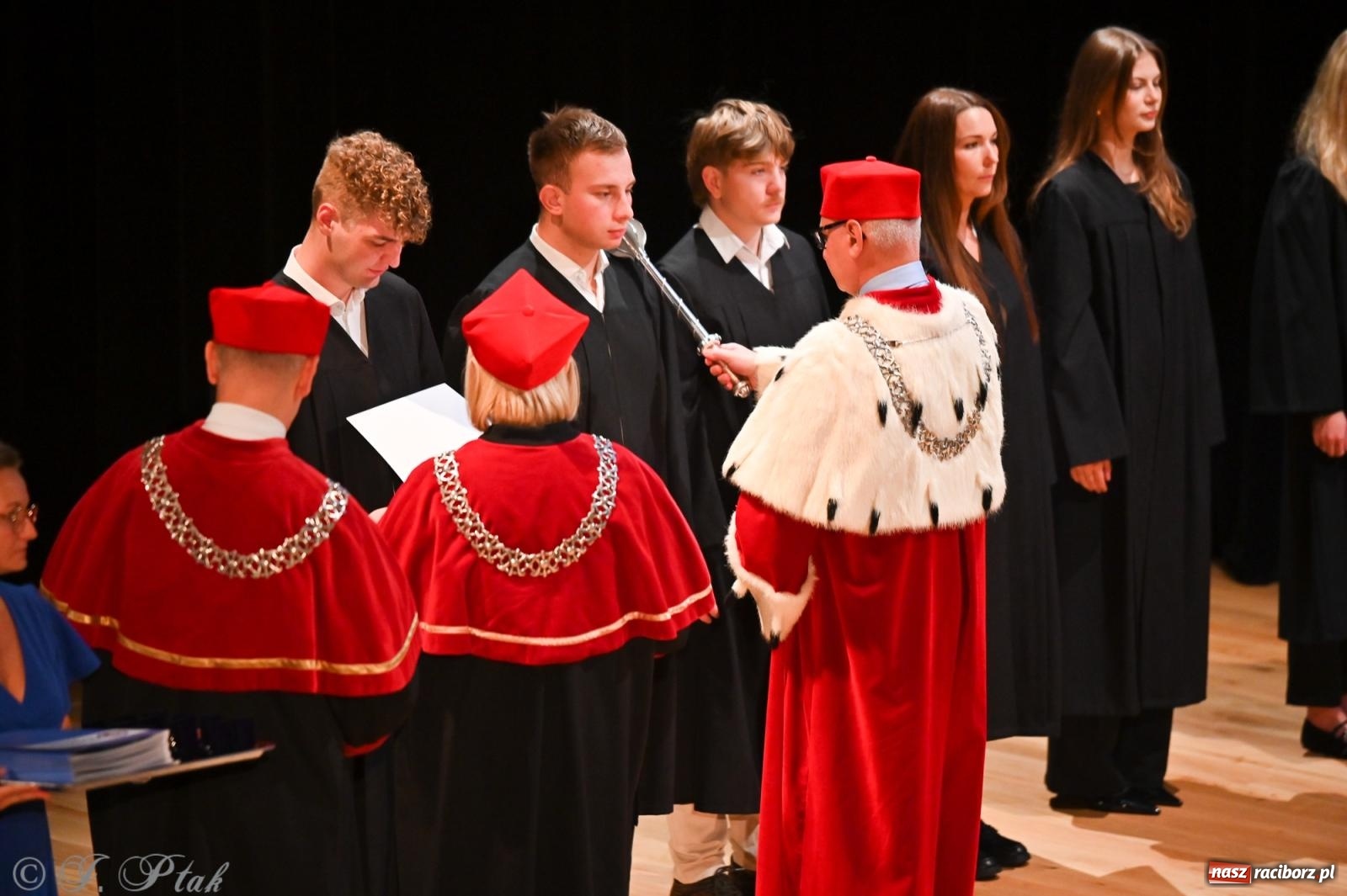 Zdjęcie w galerii na portalu naszraciborz.pl: Edukacja – najpotężniejsza broń do zmiany świata. Gaudeamus igitur w raciborskiej Akademii Nauk Stosowanych wiadomości z regionu