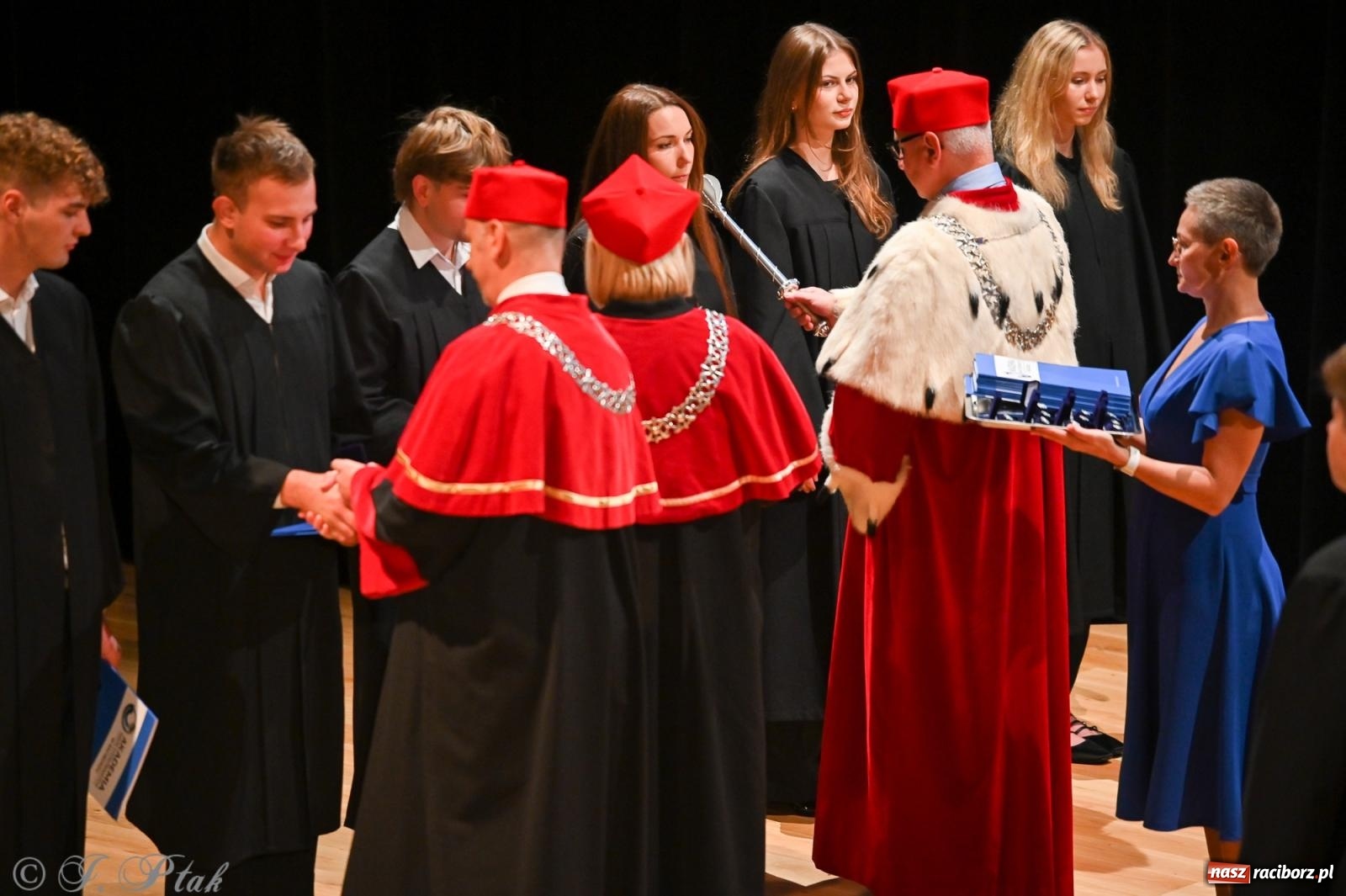 Zdjęcie w galerii na portalu naszraciborz.pl: Edukacja – najpotężniejsza broń do zmiany świata. Gaudeamus igitur w raciborskiej Akademii Nauk Stosowanych wiadomości z regionu