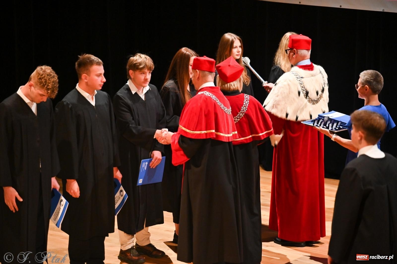 Zdjęcie w galerii na portalu naszraciborz.pl: Edukacja – najpotężniejsza broń do zmiany świata. Gaudeamus igitur w raciborskiej Akademii Nauk Stosowanych wiadomości z regionu