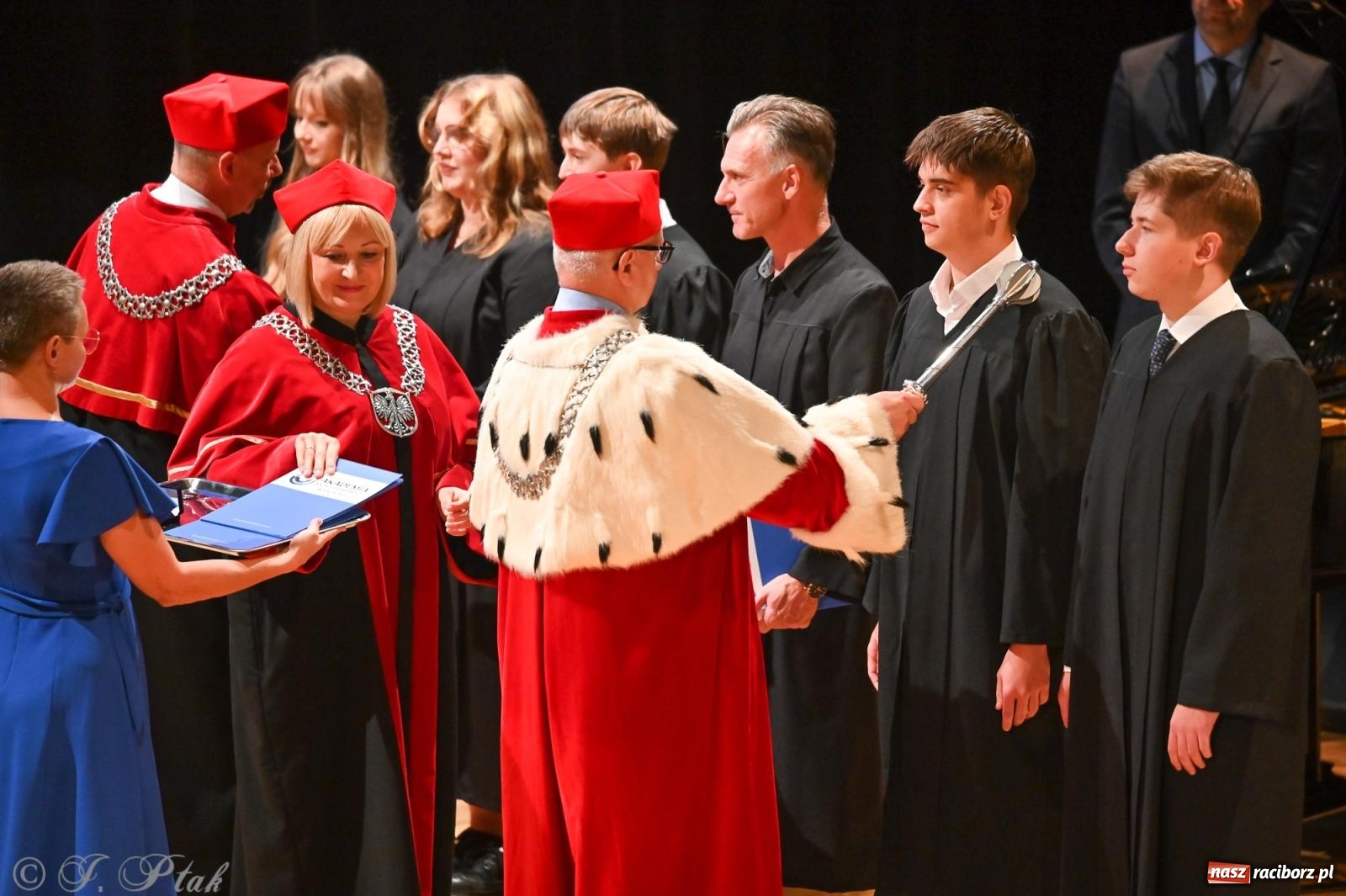 Zdjęcie w galerii na portalu naszraciborz.pl: Edukacja – najpotężniejsza broń do zmiany świata. Gaudeamus igitur w raciborskiej Akademii Nauk Stosowanych wiadomości z regionu