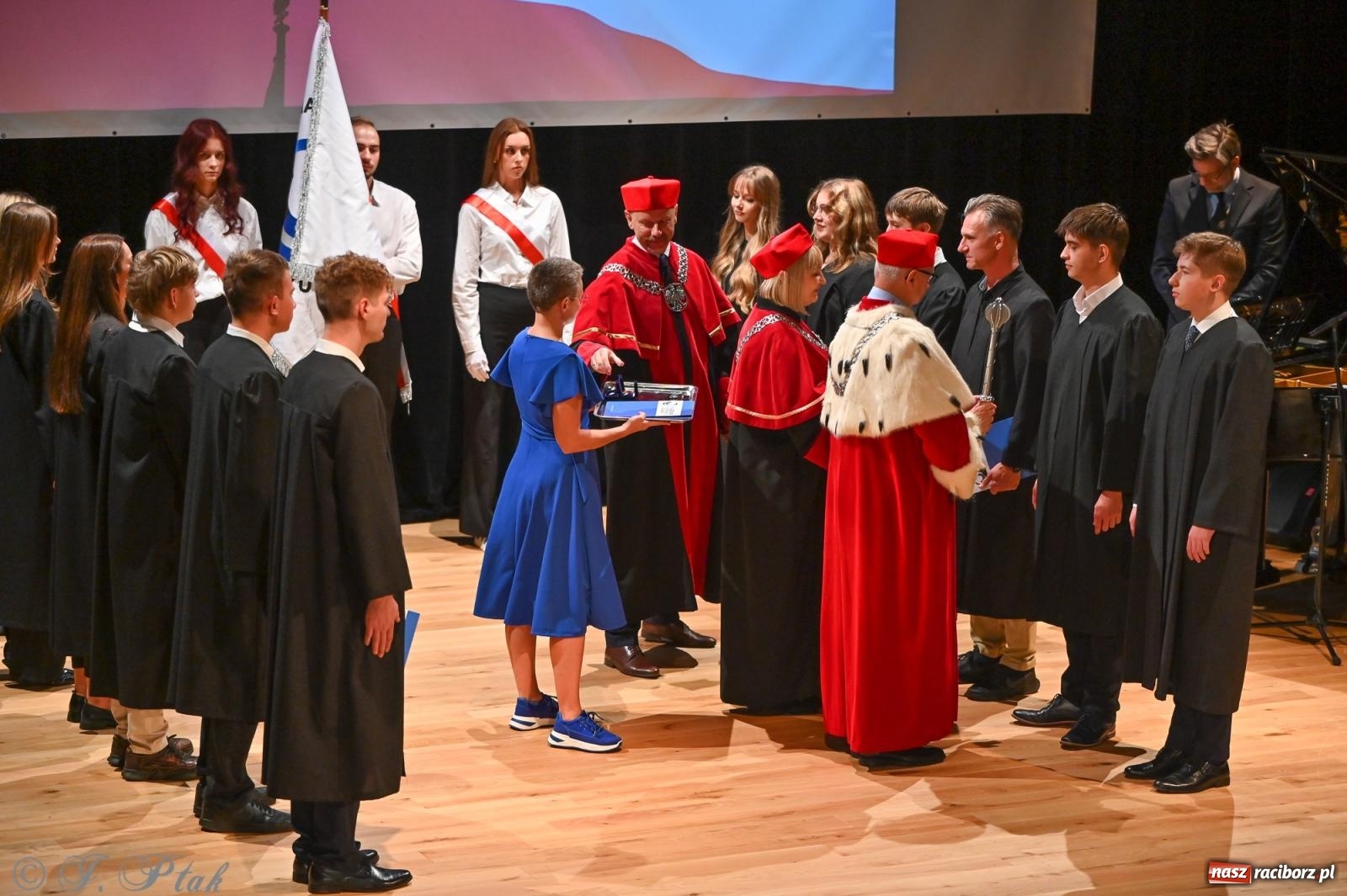 Zdjęcie w galerii na portalu naszraciborz.pl: Edukacja – najpotężniejsza broń do zmiany świata. Gaudeamus igitur w raciborskiej Akademii Nauk Stosowanych wiadomości z regionu