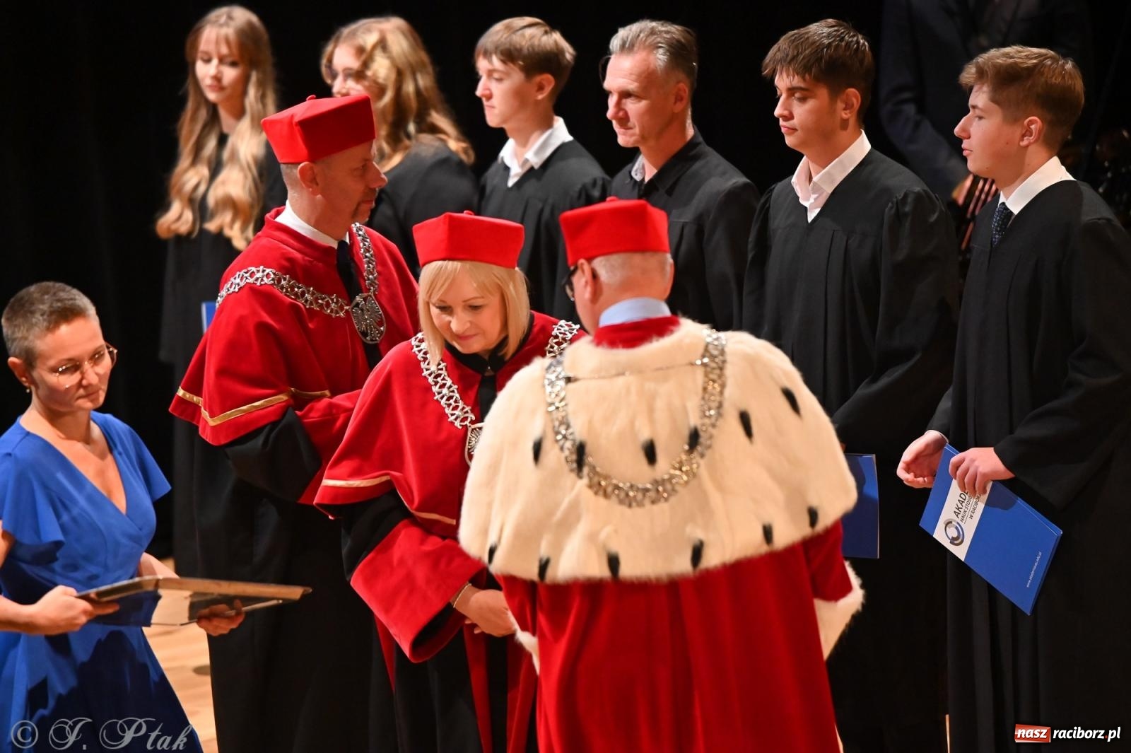 Zdjęcie w galerii na portalu naszraciborz.pl: Edukacja – najpotężniejsza broń do zmiany świata. Gaudeamus igitur w raciborskiej Akademii Nauk Stosowanych wiadomości z regionu