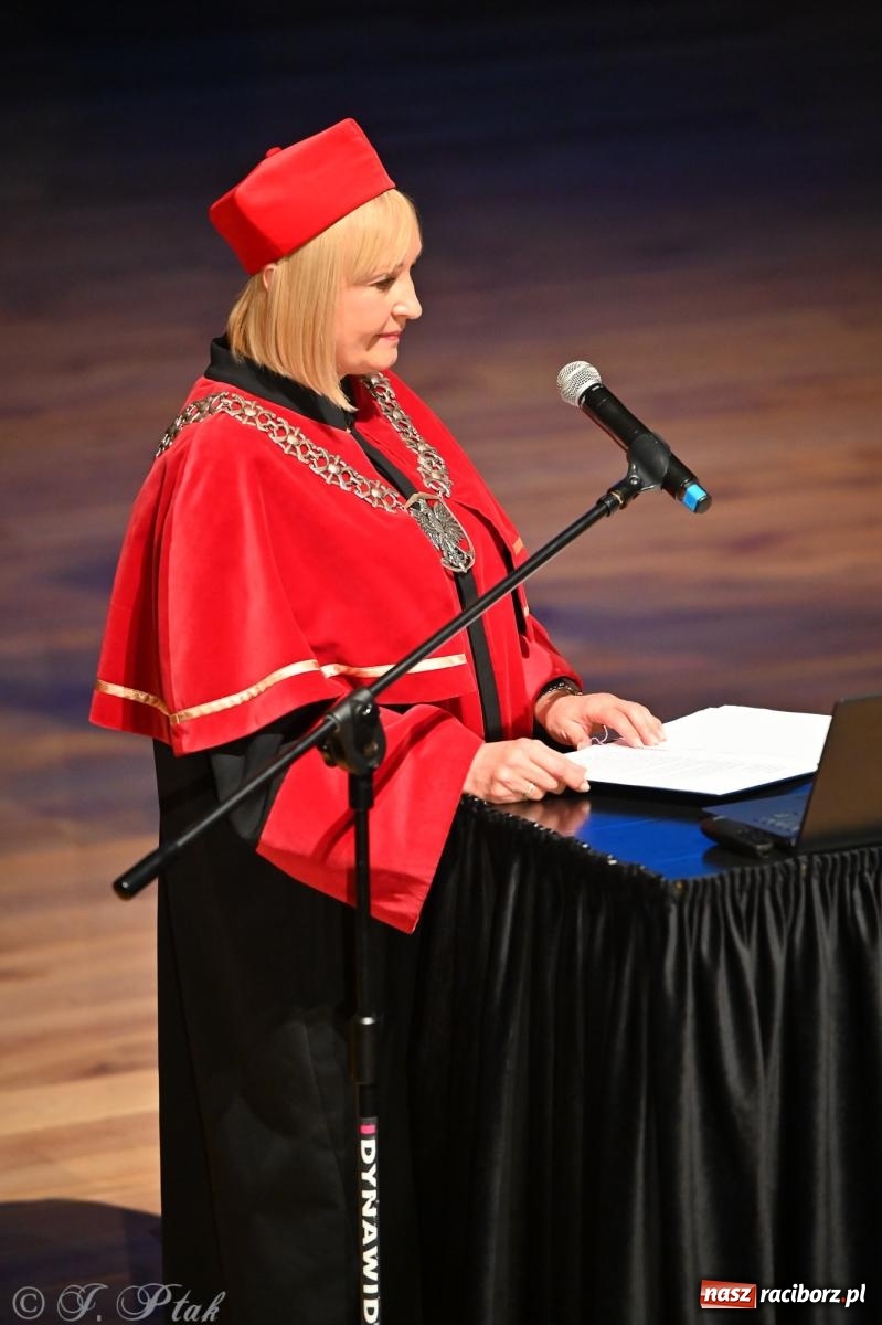 Zdjęcie w galerii na portalu naszraciborz.pl: Edukacja – najpotężniejsza broń do zmiany świata. Gaudeamus igitur w raciborskiej Akademii Nauk Stosowanych wiadomości z regionu