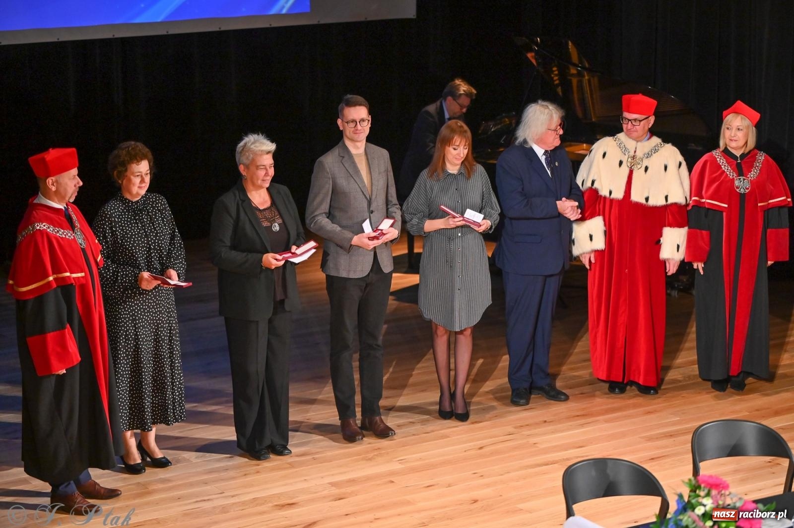 Zdjęcie w galerii na portalu naszraciborz.pl: Edukacja – najpotężniejsza broń do zmiany świata. Gaudeamus igitur w raciborskiej Akademii Nauk Stosowanych wiadomości z regionu