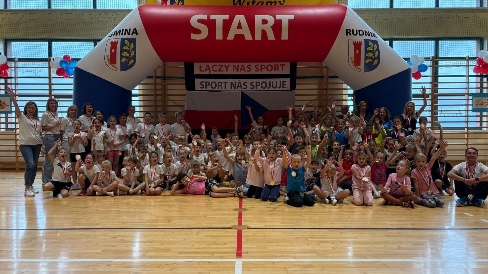 Zdjęcie w galerii na portalu naszraciborz.pl: Sport bez granic – polsko-czeskie spotkanie młodych sportowców w Rudniku wiadomości z regionu