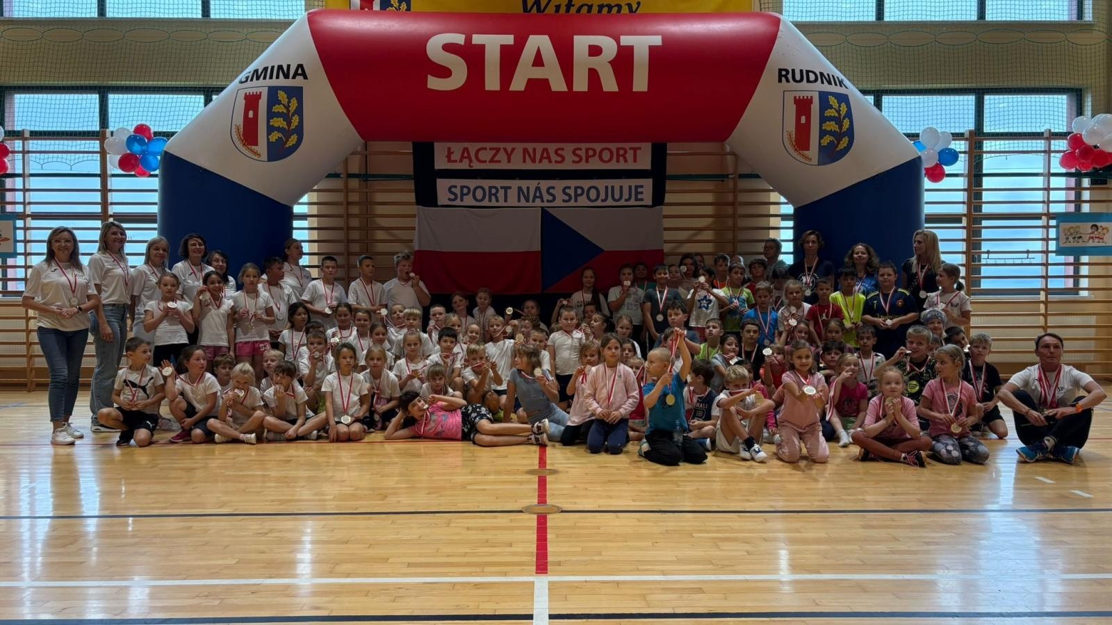 Zdjęcie w galerii na portalu naszraciborz.pl: Sport bez granic – polsko-czeskie spotkanie młodych sportowców w Rudniku wiadomości z regionu